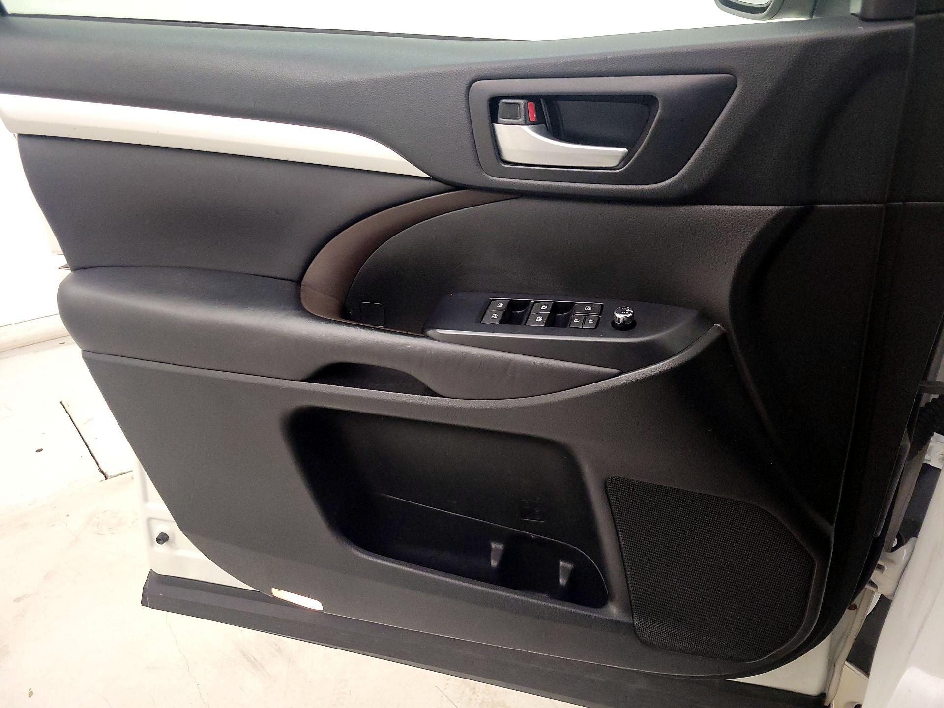 Thumbnail: 2018 Toyota Highlander - 12