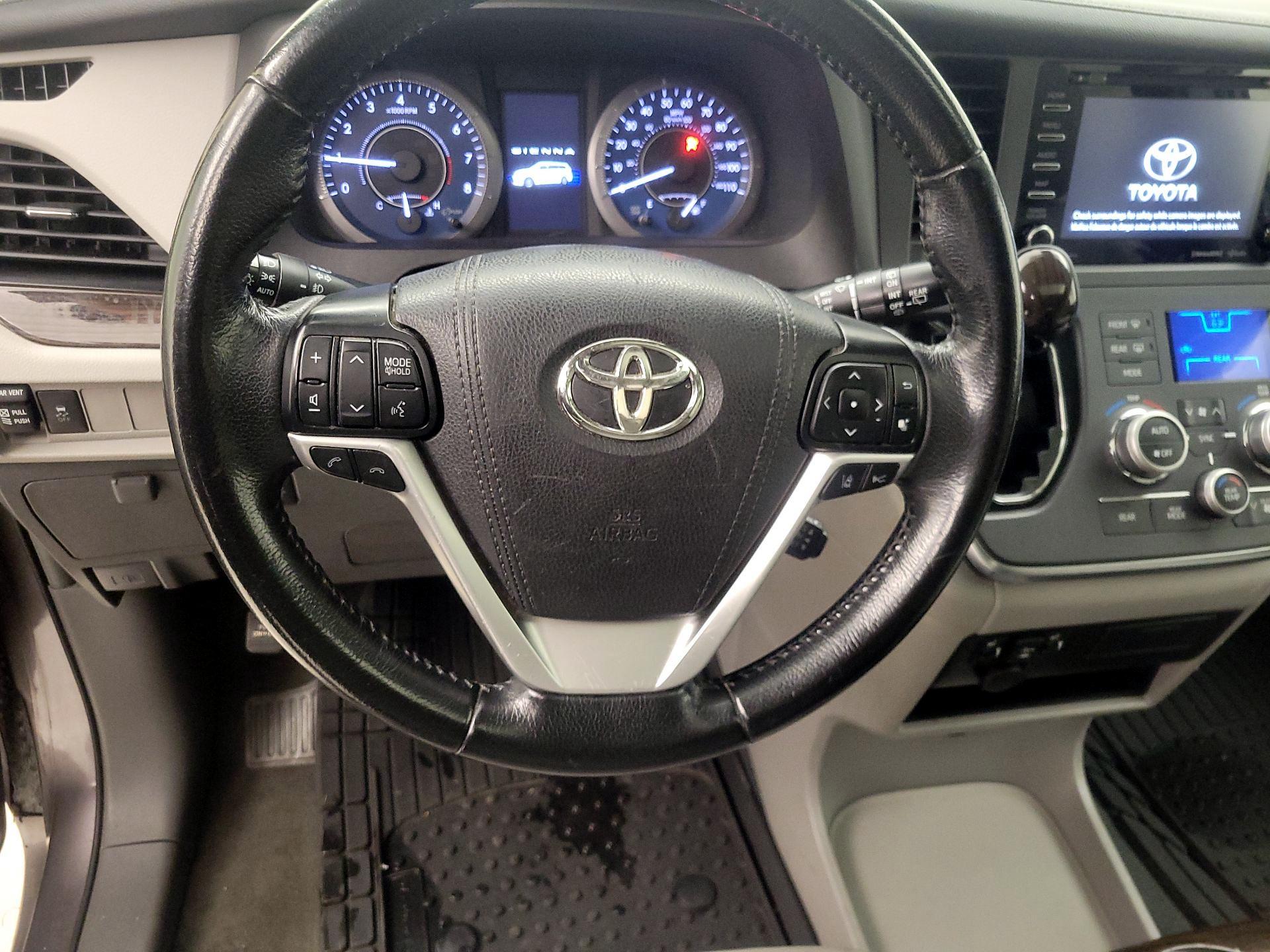 Thumbnail: 2019 Toyota Sienna - 10