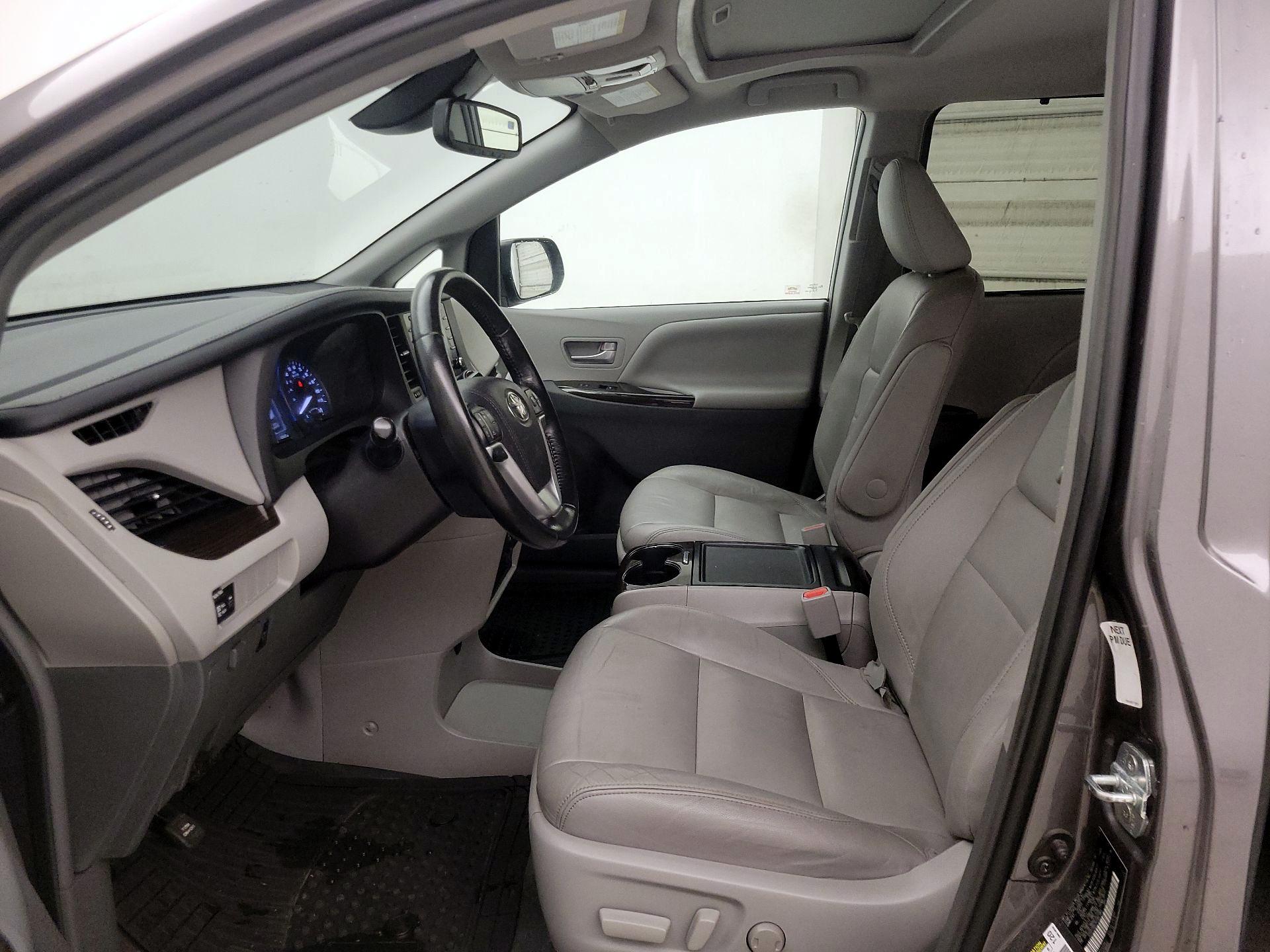 Thumbnail: 2019 Toyota Sienna - 11