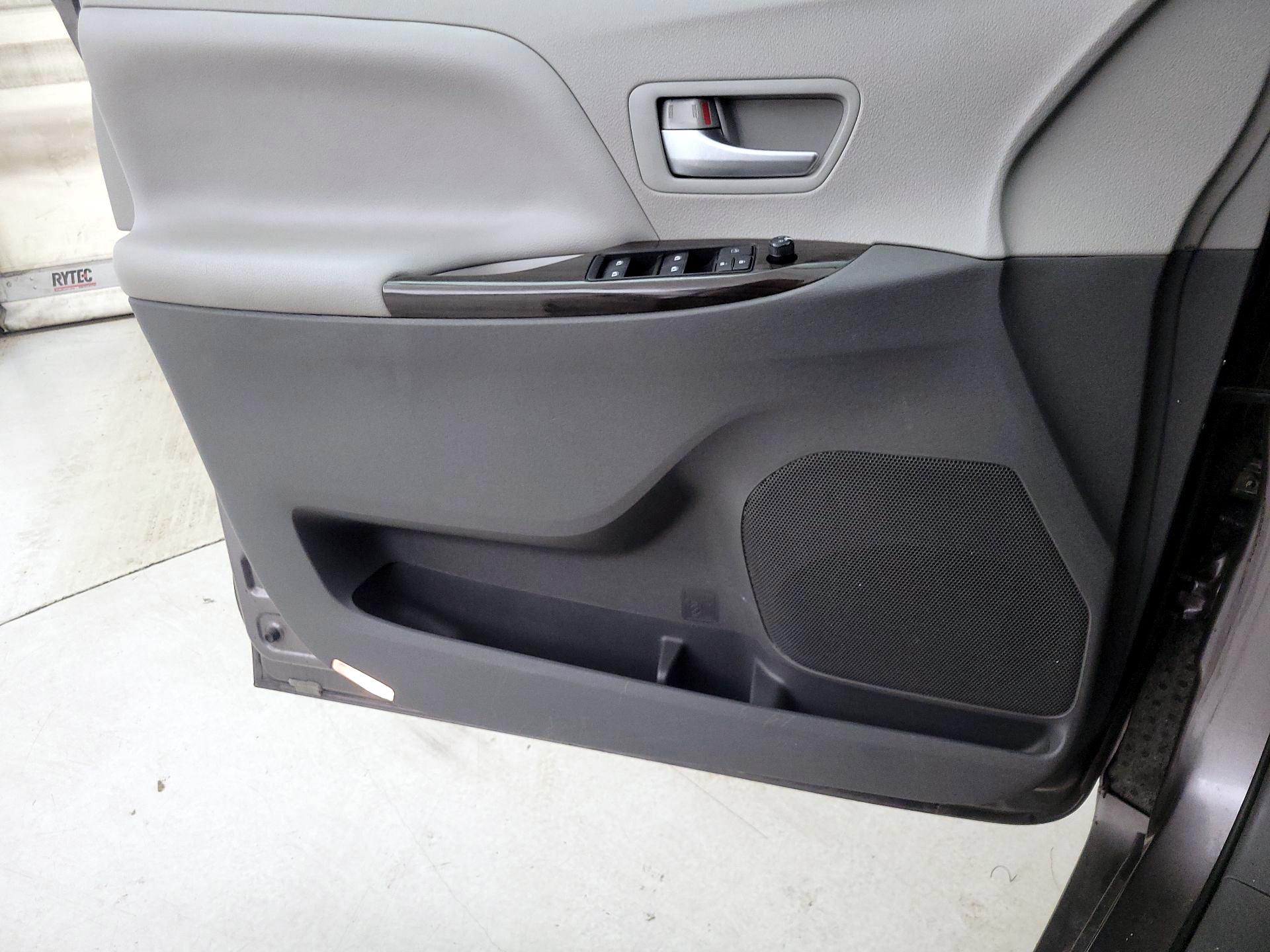 Thumbnail: 2019 Toyota Sienna - 12