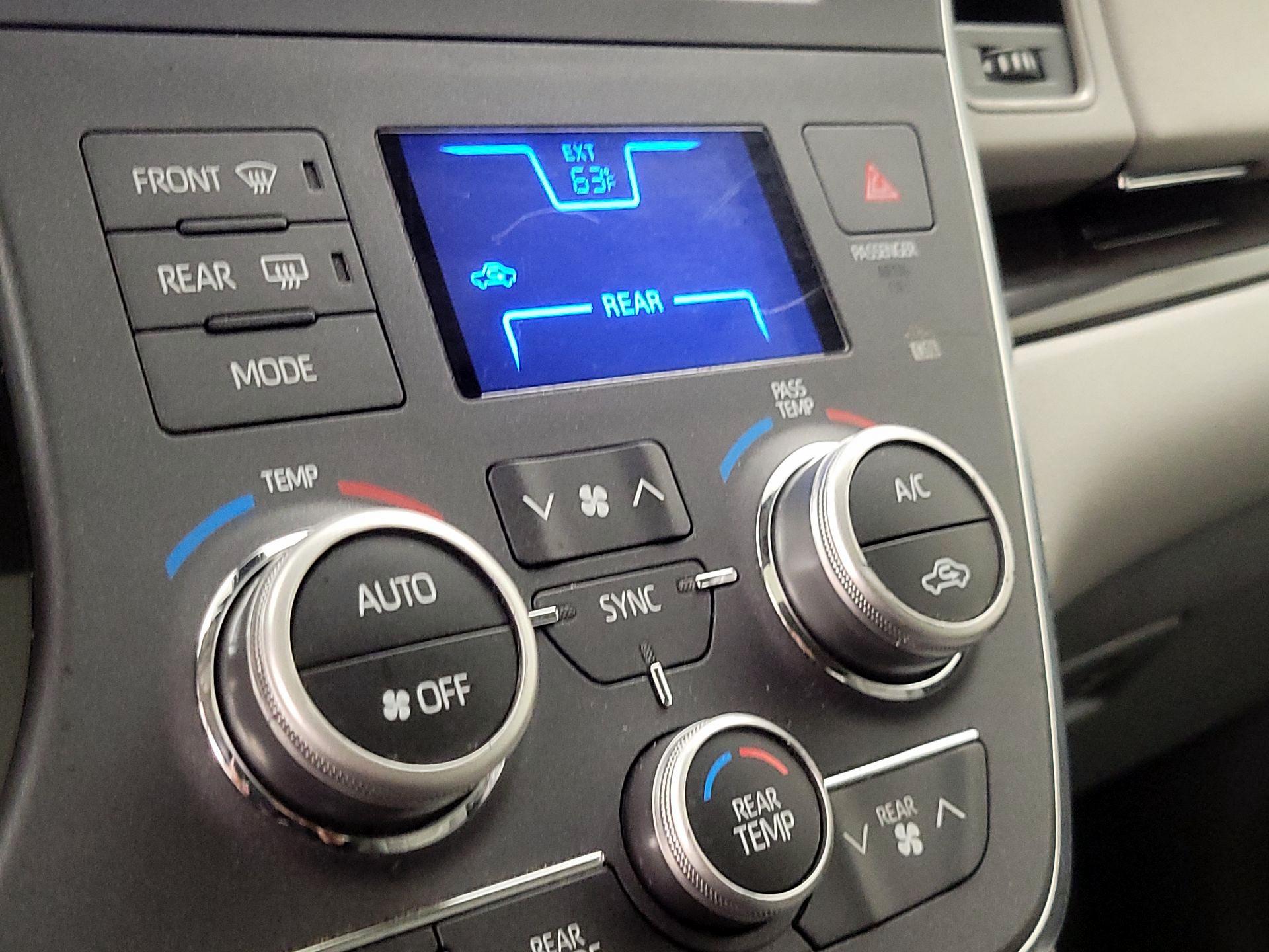 Thumbnail: 2019 Toyota Sienna - 16