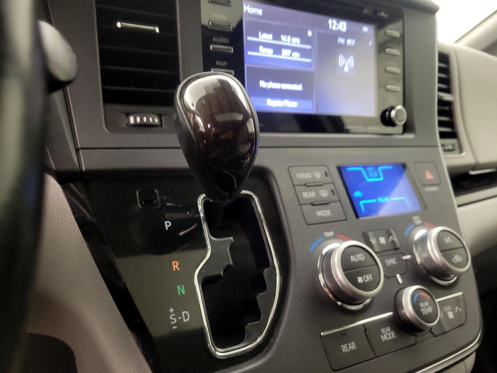 Thumbnail: 2019 Toyota Sienna - 17