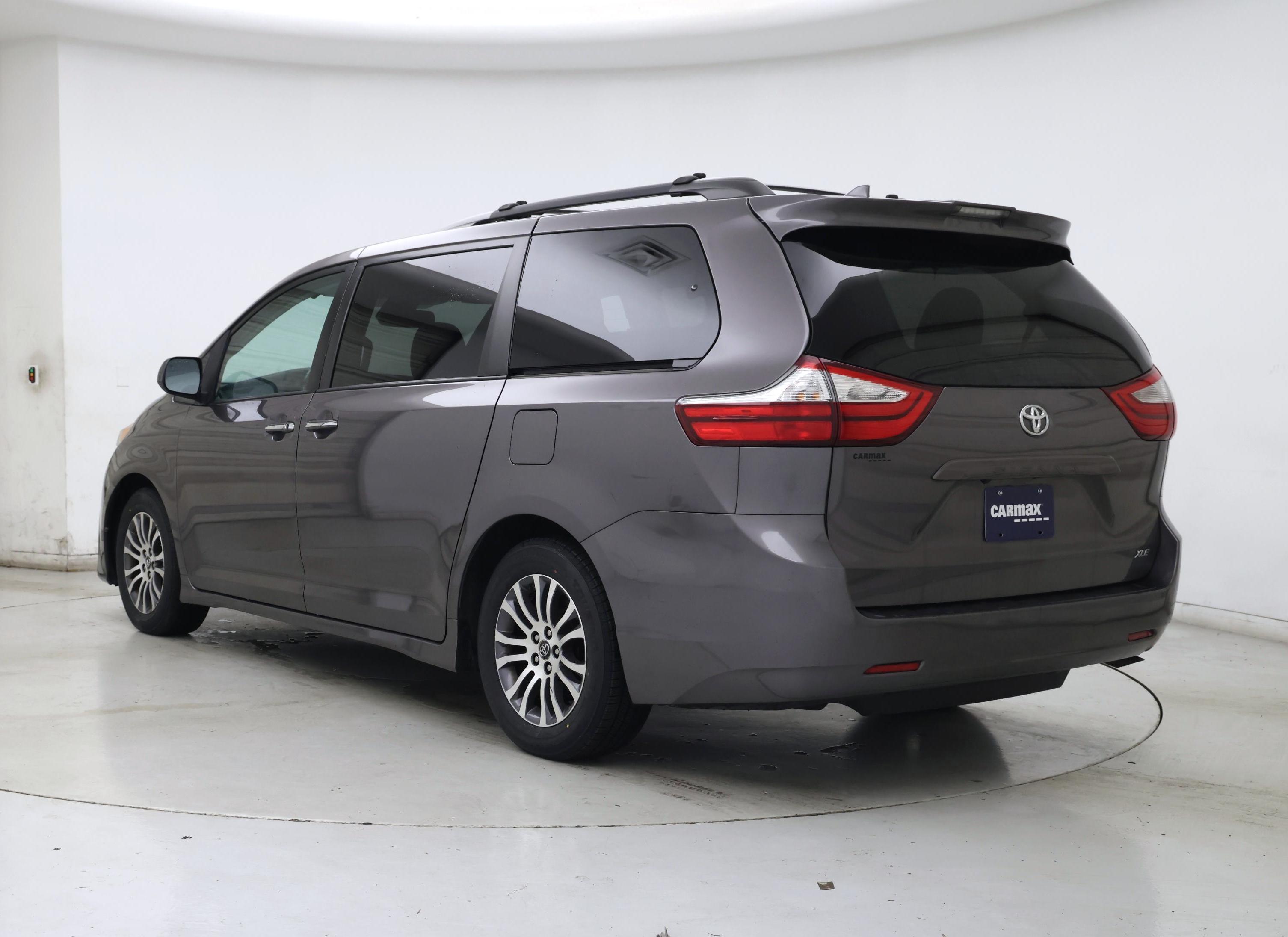 Thumbnail: 2019 Toyota Sienna - 2
