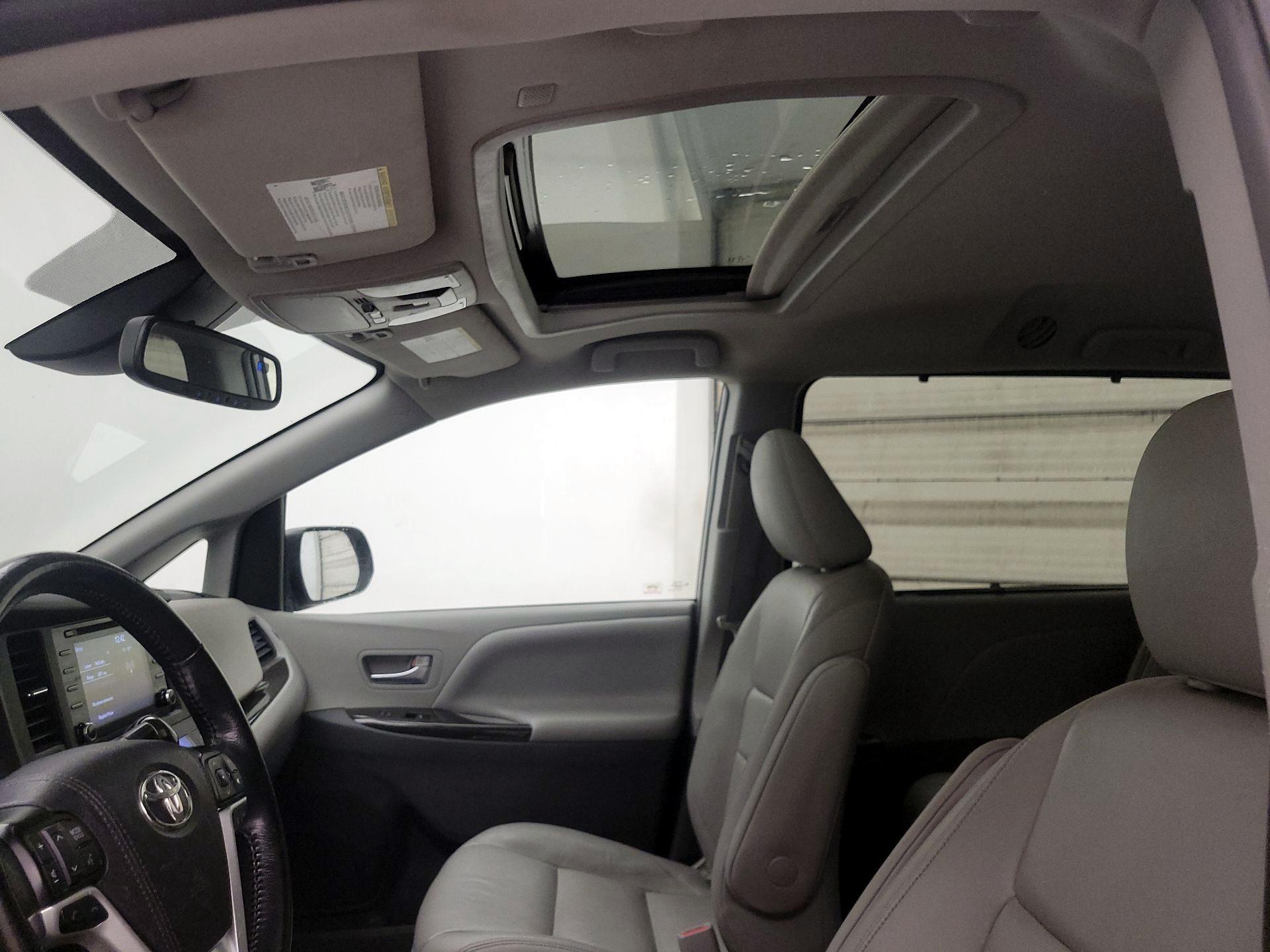 Thumbnail: 2019 Toyota Sienna - 19