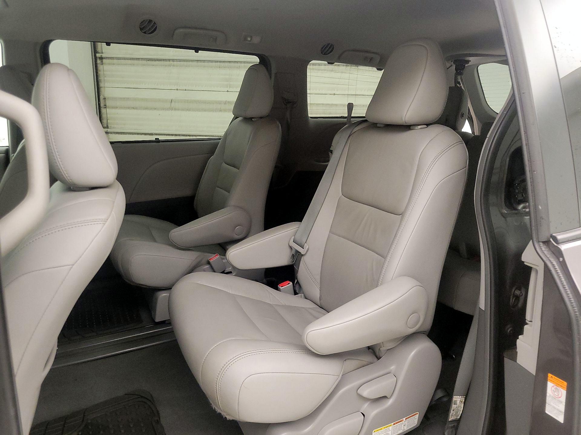 Thumbnail: 2019 Toyota Sienna - 20