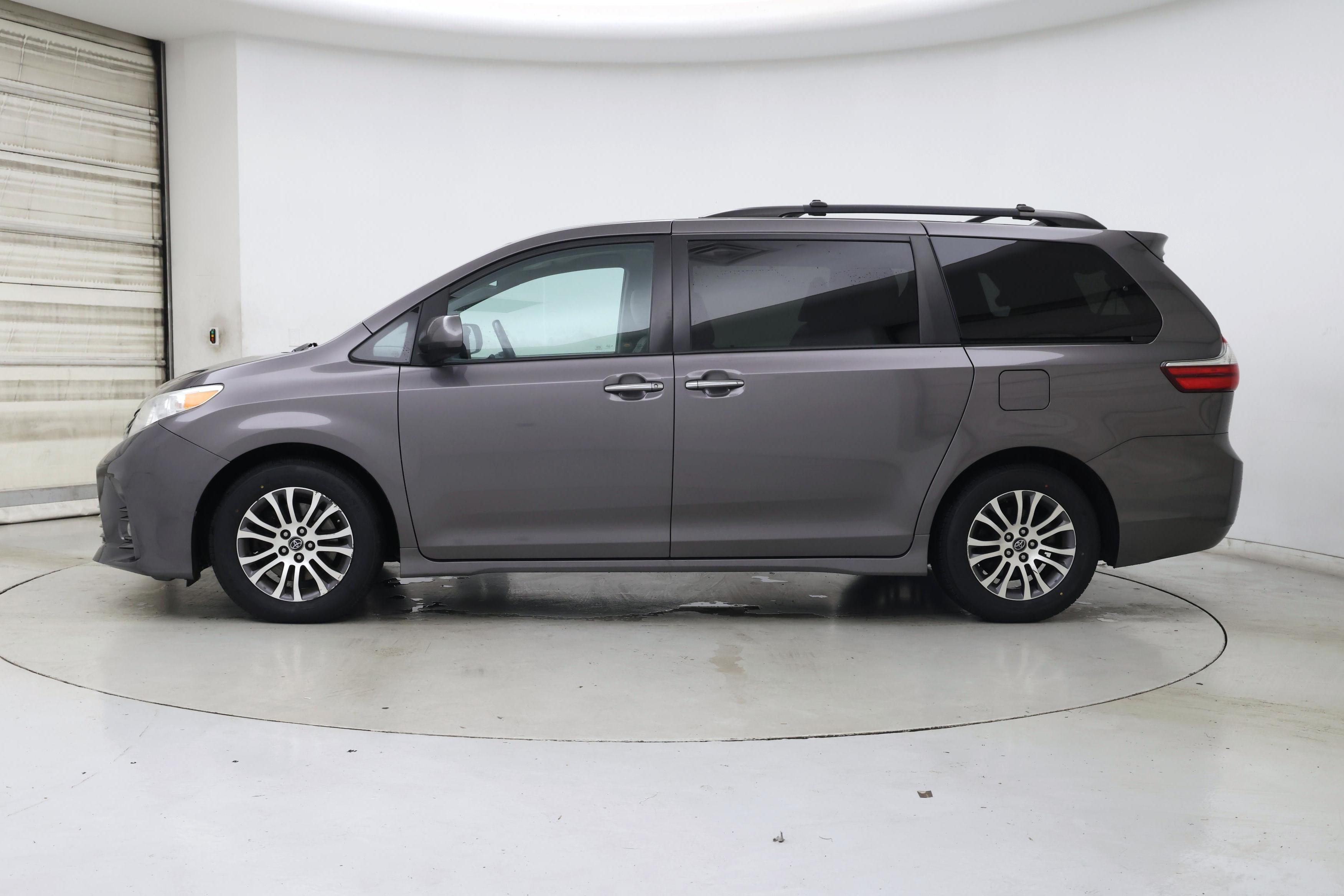 Thumbnail: 2019 Toyota Sienna - 3