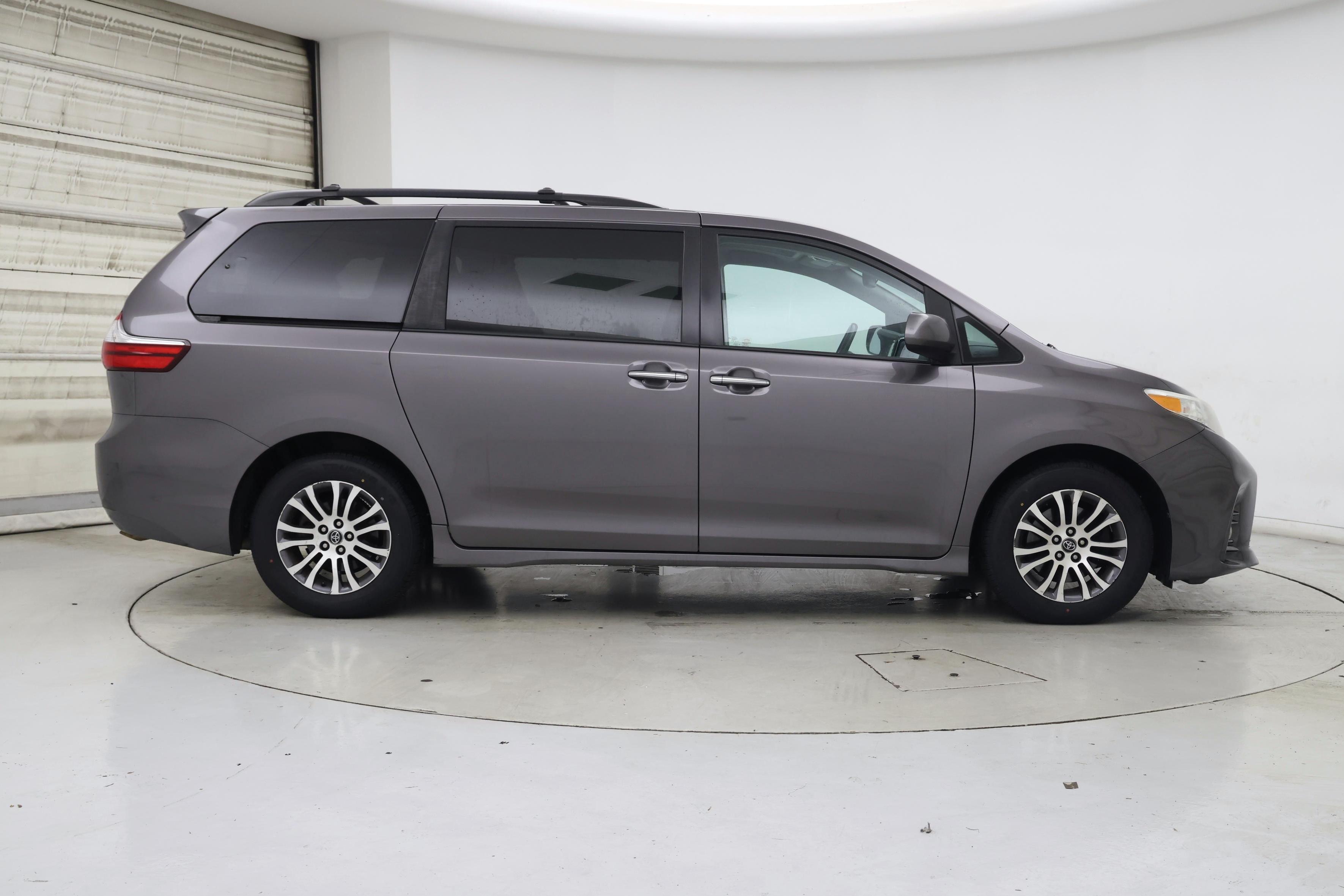 Thumbnail: 2019 Toyota Sienna - 7