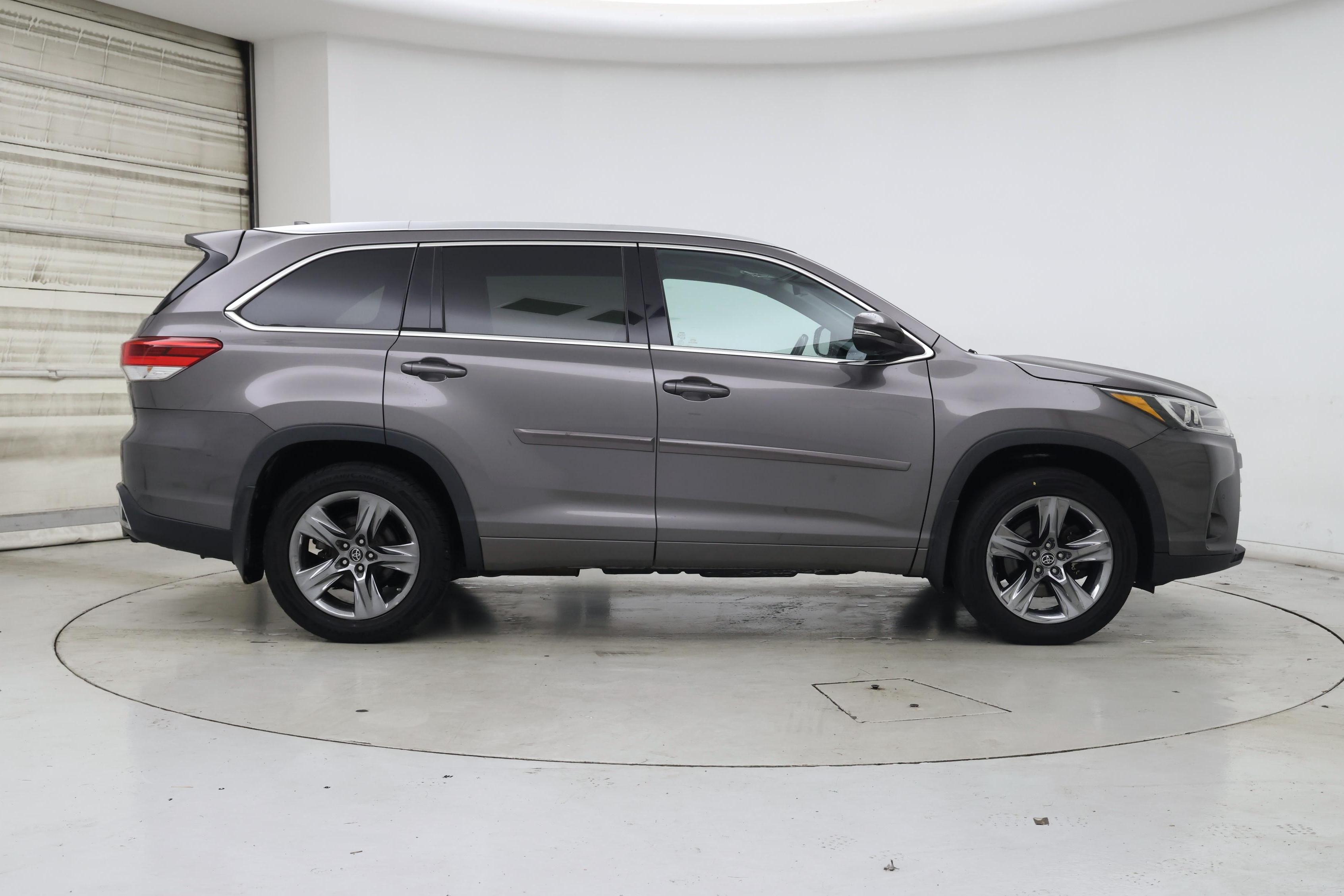Thumbnail: 2017 Toyota Highlander - 7