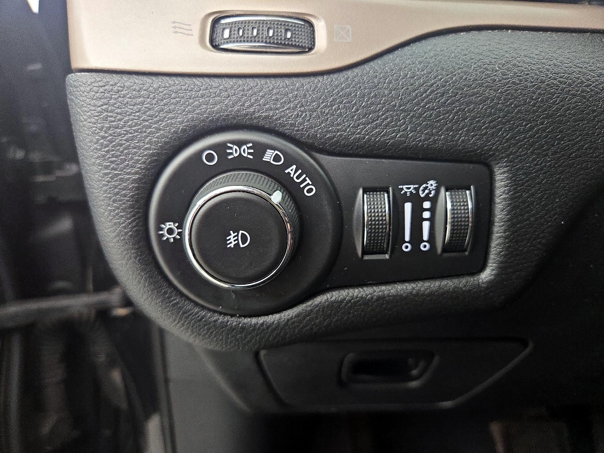 Thumbnail: 2015 Jeep Cherokee - 13