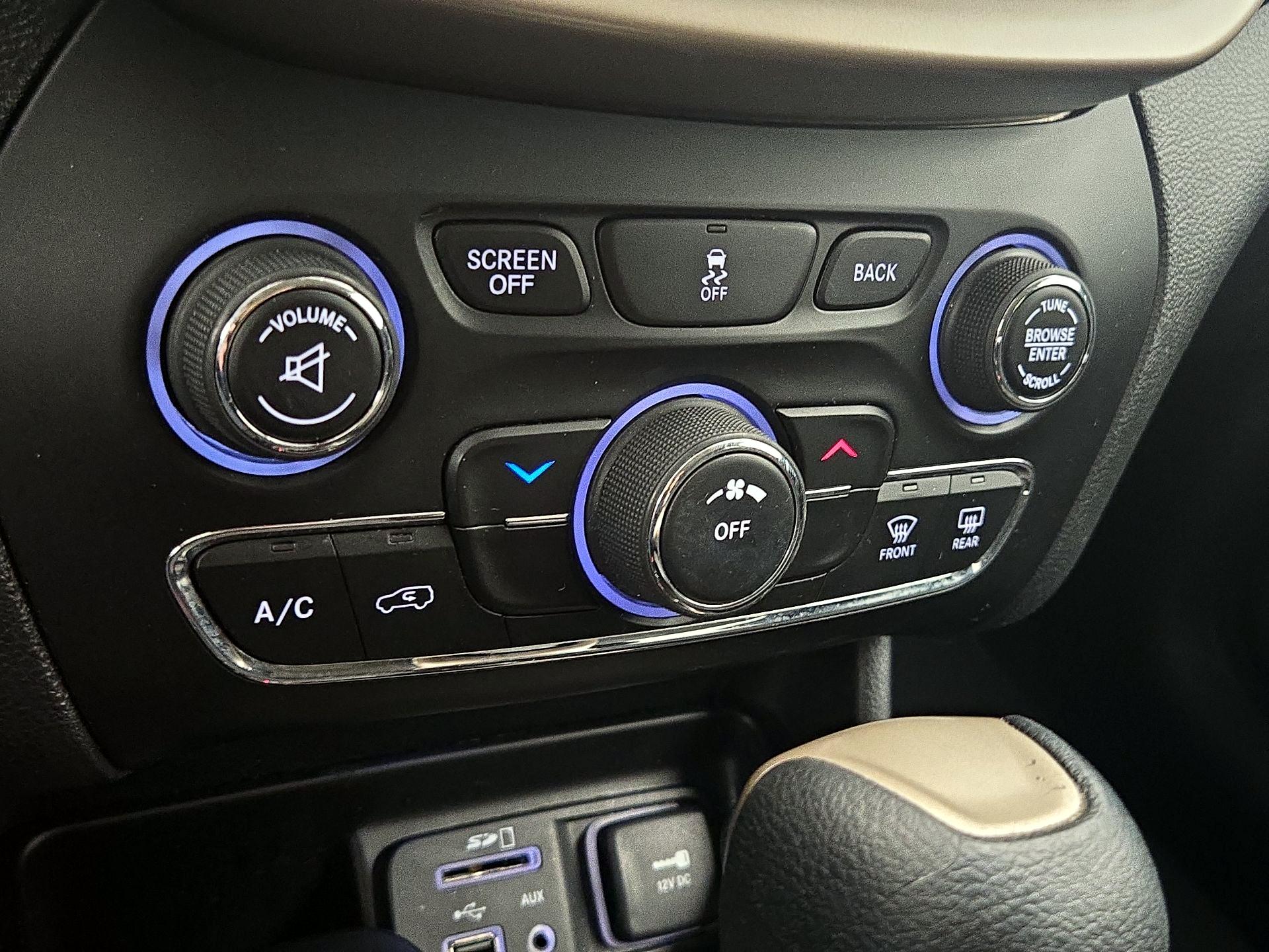 Thumbnail: 2015 Jeep Cherokee - 17
