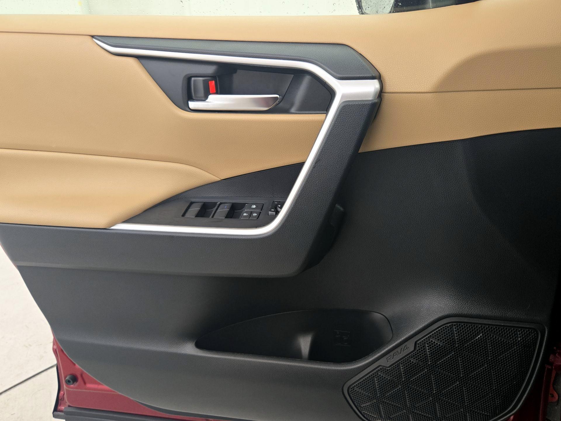 Thumbnail: 2021 Toyota RAV4 - 12