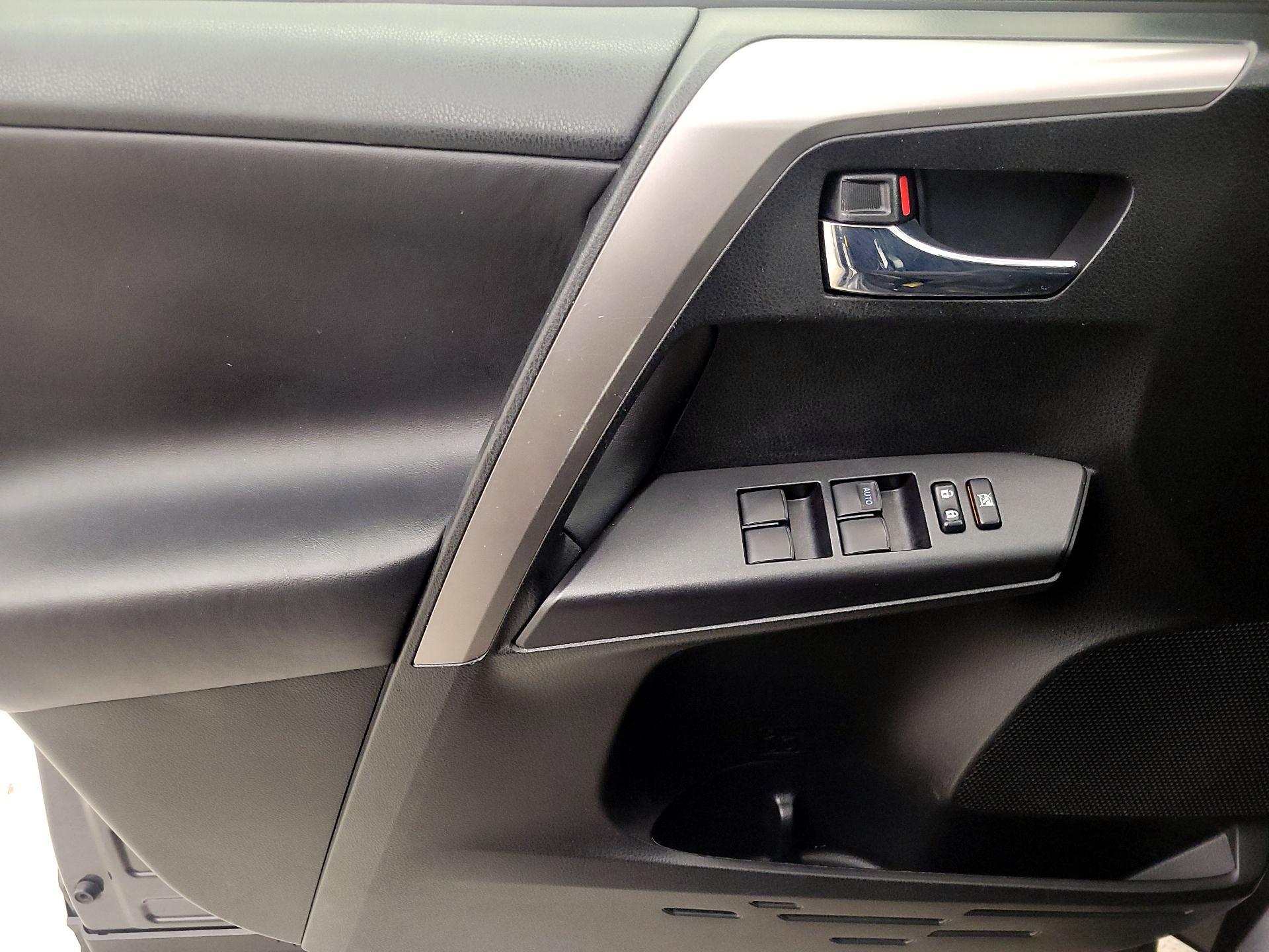 Thumbnail: 2016 Toyota RAV4 - 12