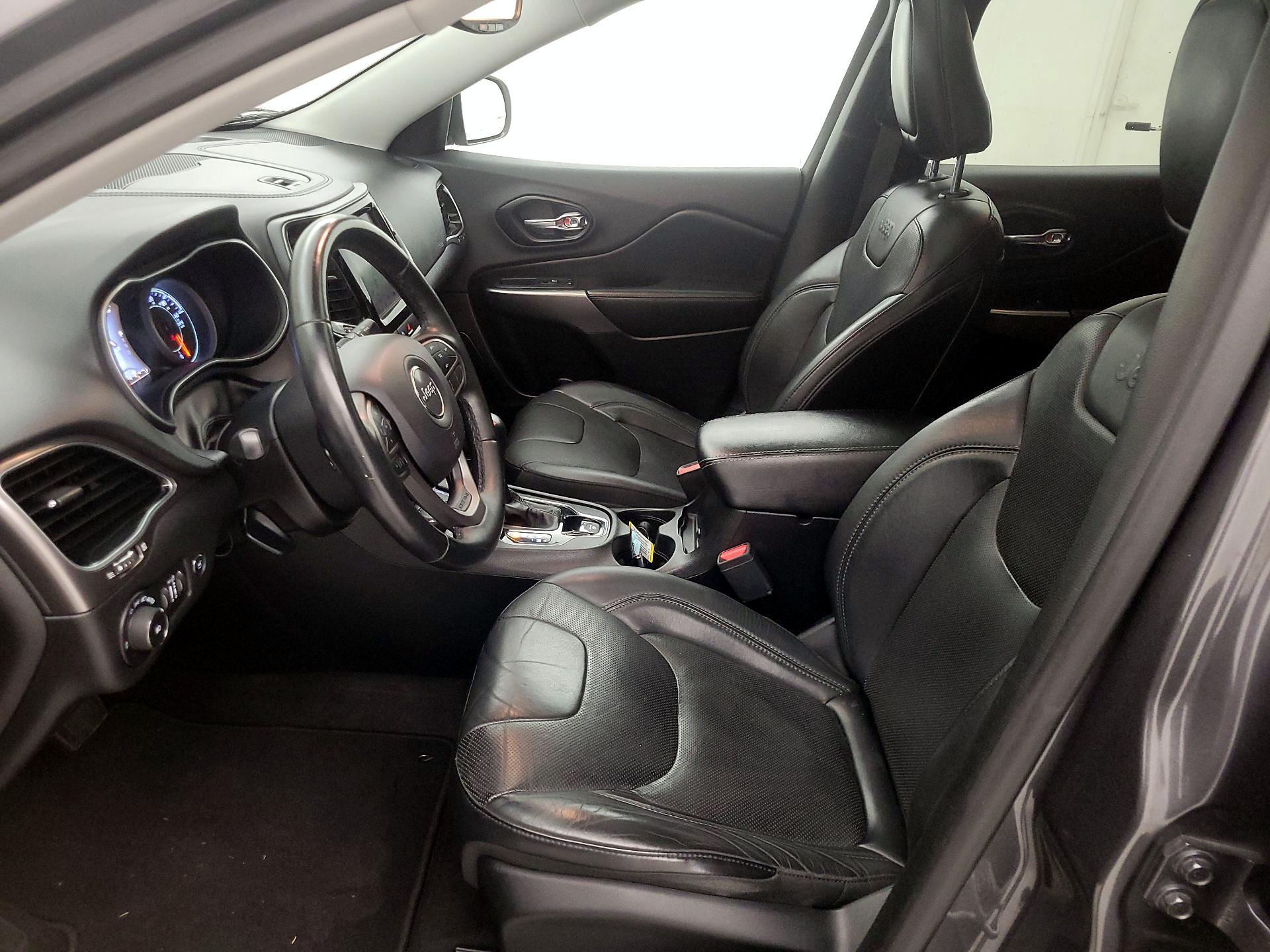 Thumbnail: 2019 Jeep Cherokee - 11