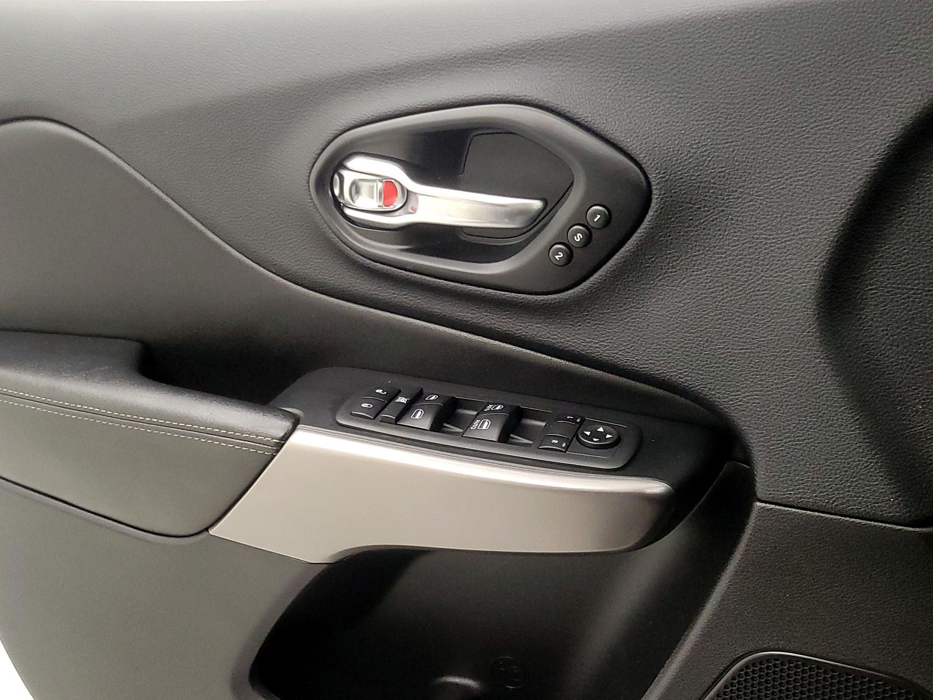 Thumbnail: 2019 Jeep Cherokee - 12