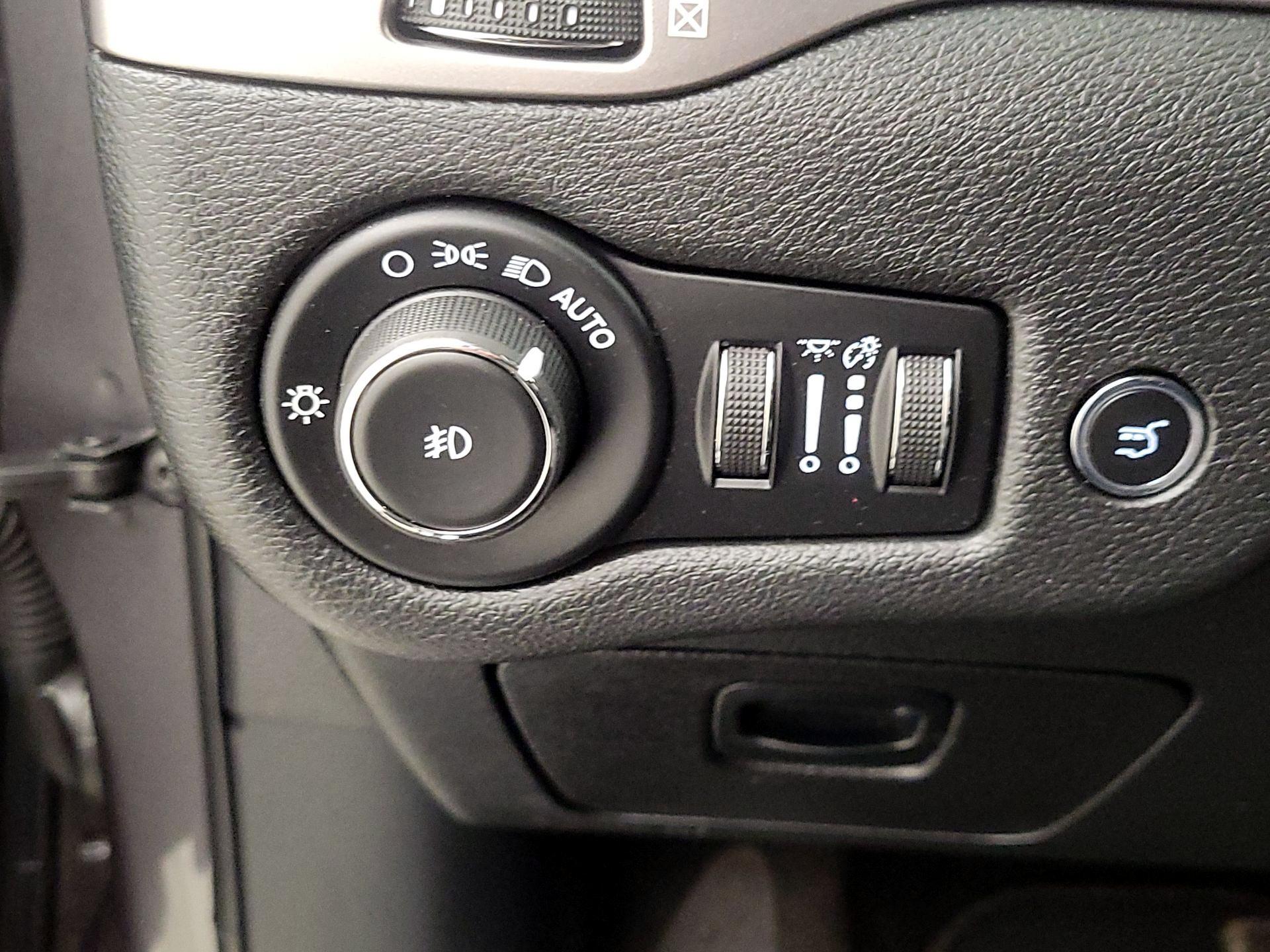 Thumbnail: 2019 Jeep Cherokee - 13