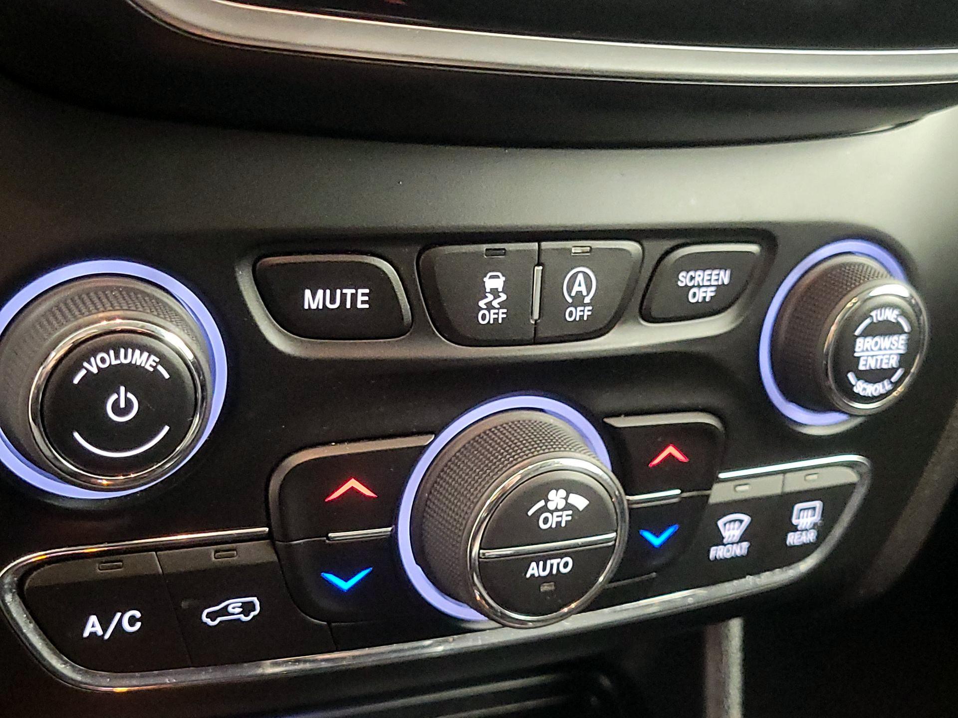 Thumbnail: 2019 Jeep Cherokee - 16