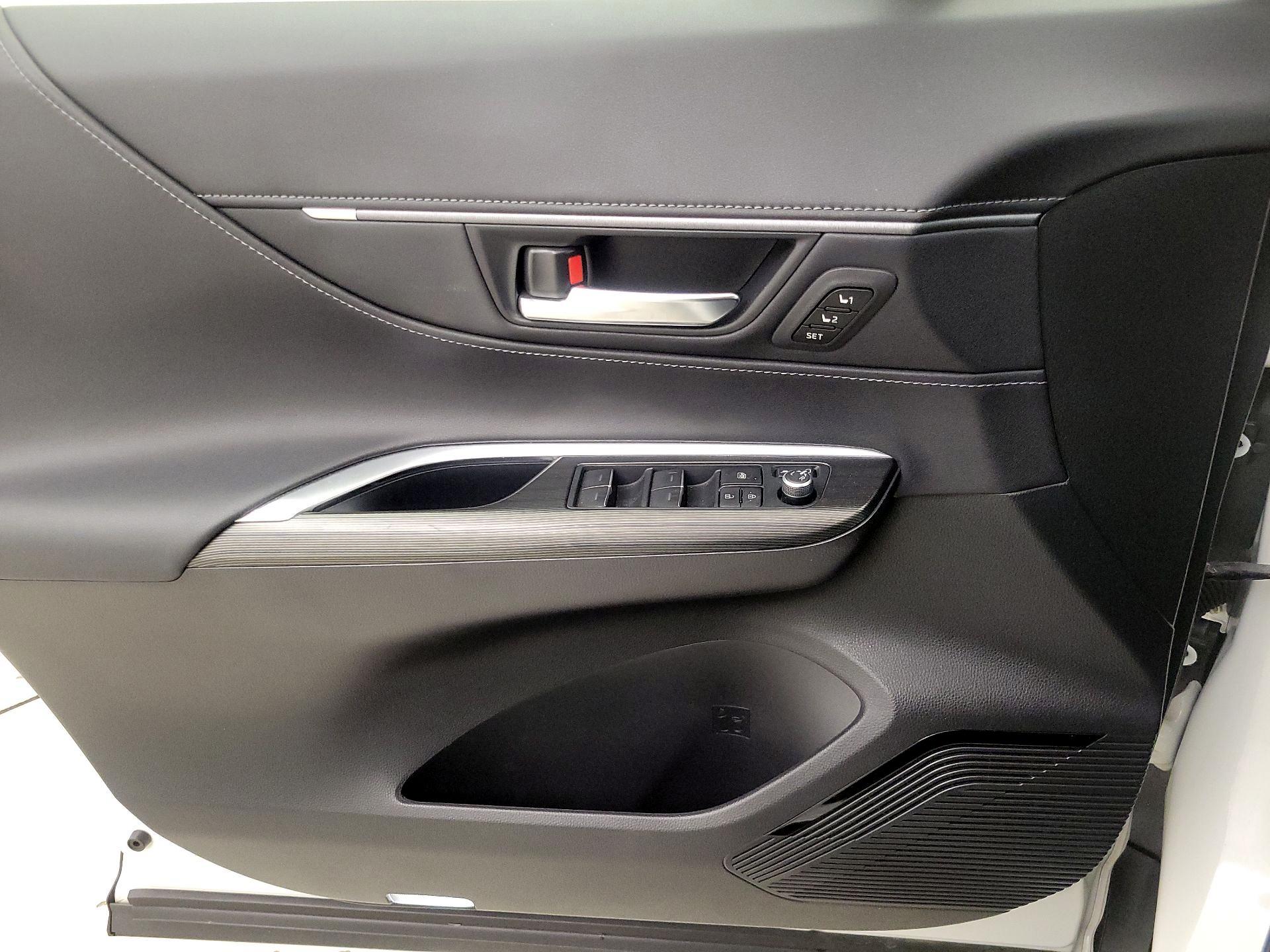 Thumbnail: 2021 Toyota Venza - 12