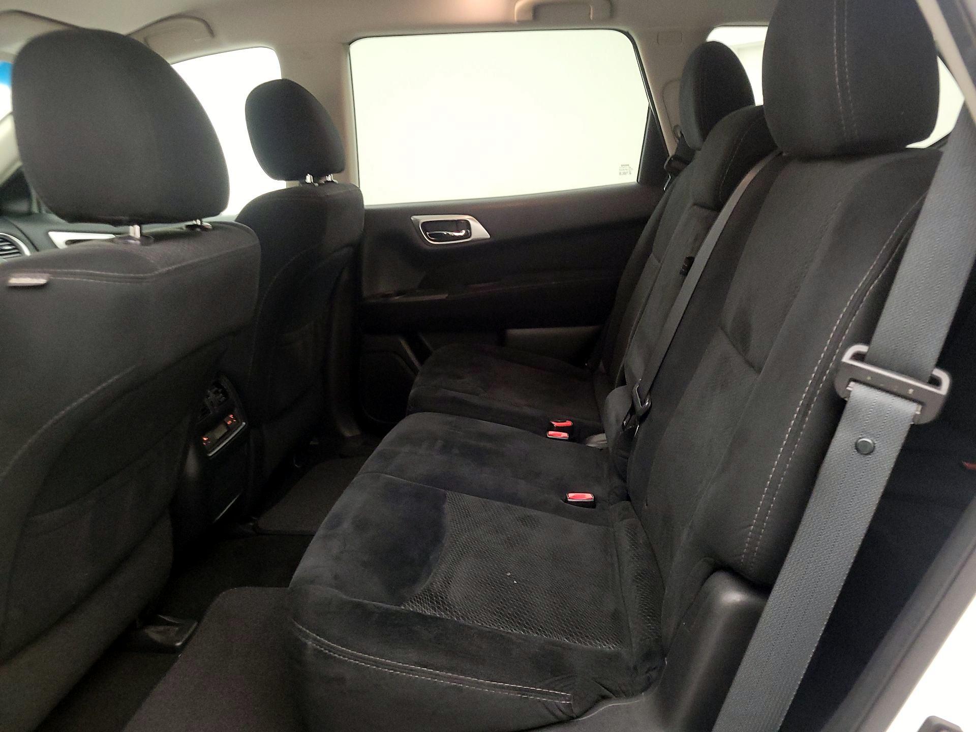 Thumbnail: 2016 Nissan Pathfinder - 18