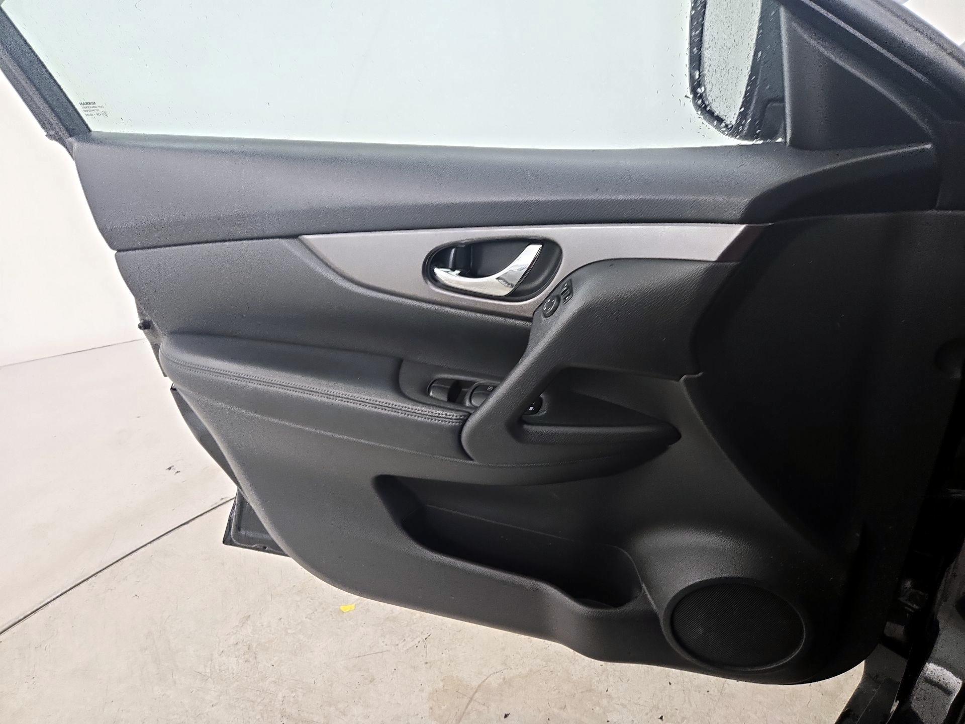 Thumbnail: 2016 Nissan Rogue - 12