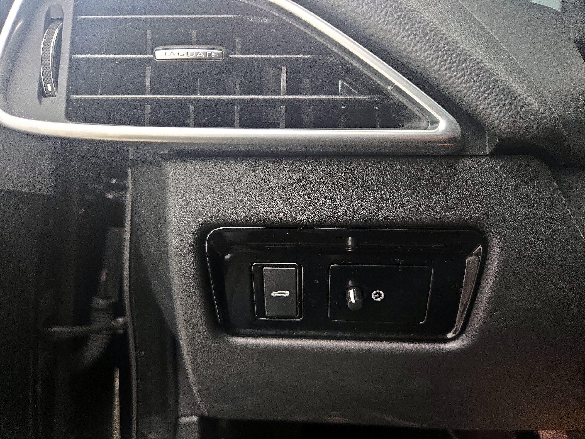 Thumbnail: 2017 Jaguar XE - 13