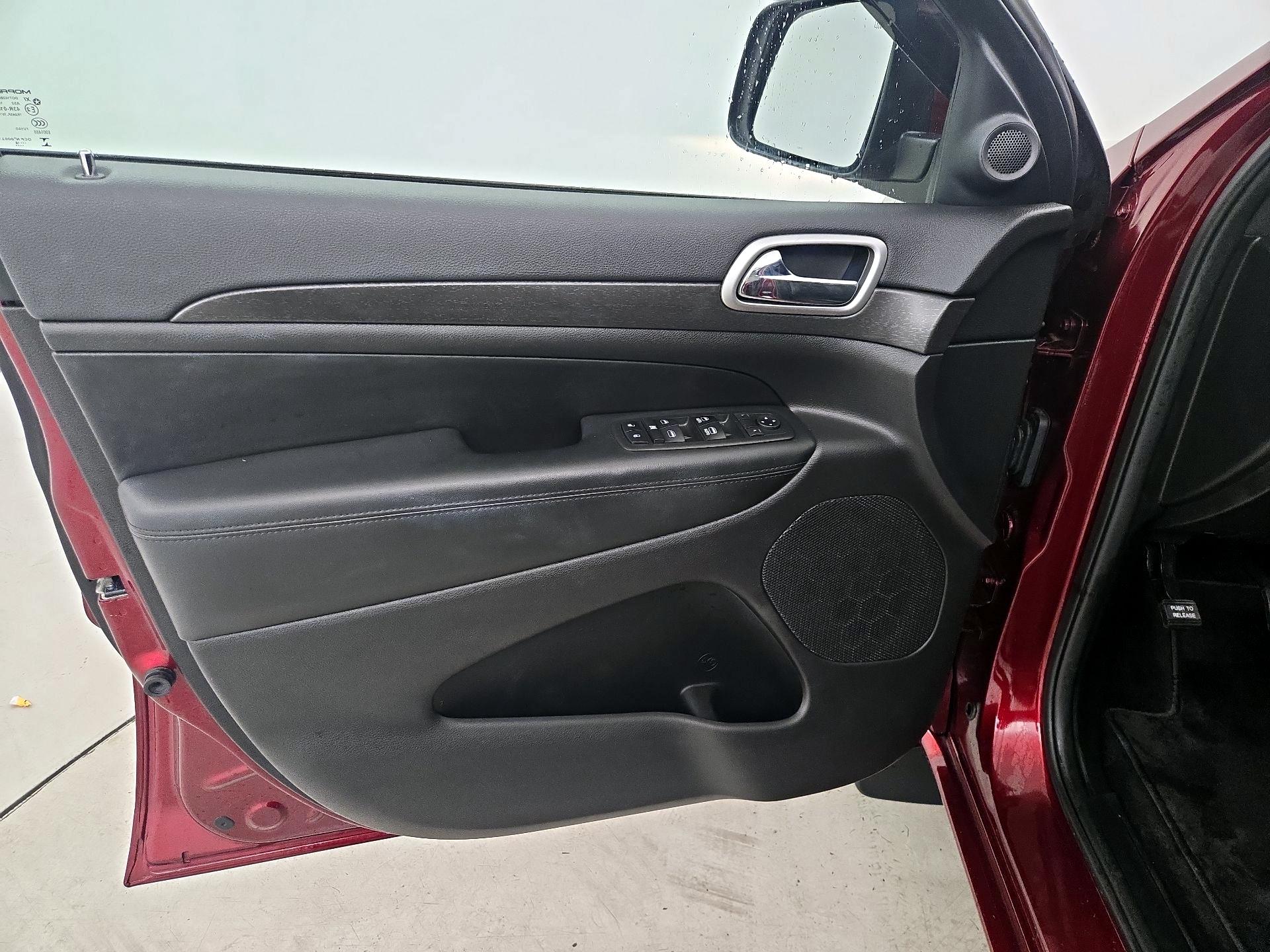 Thumbnail: 2018 Jeep Grand Cherokee - 12