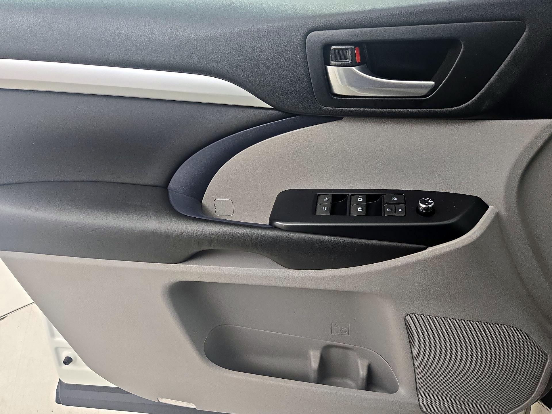 Thumbnail: 2017 Toyota Highlander - 12