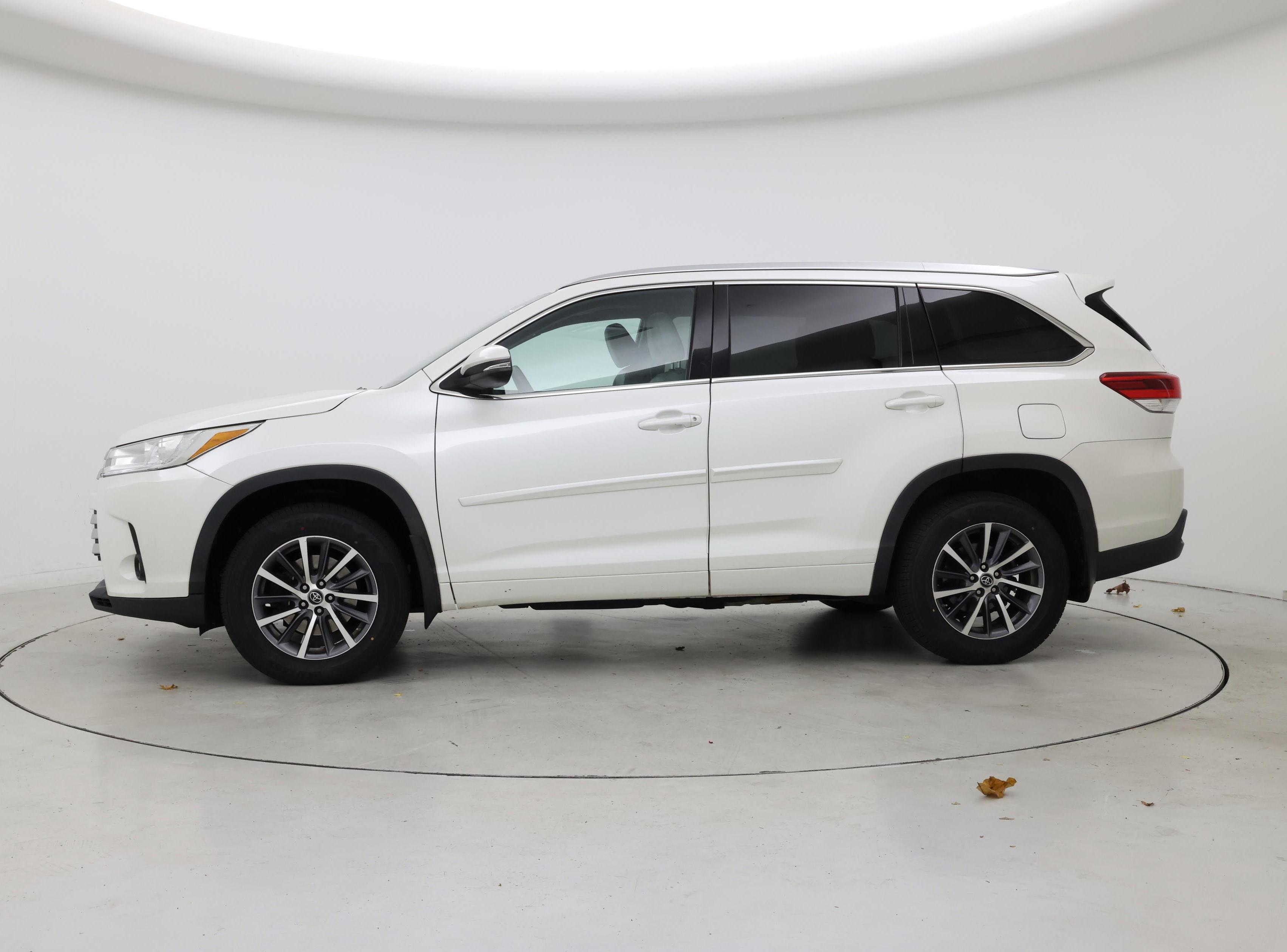 Thumbnail: 2017 Toyota Highlander - 3