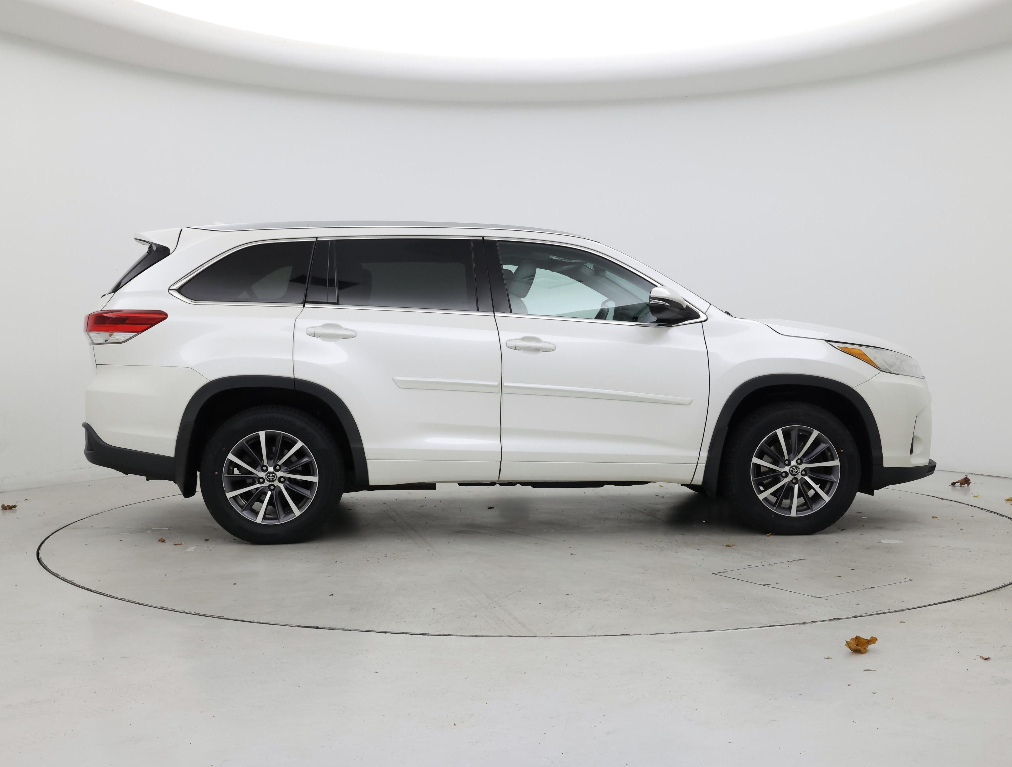 Thumbnail: 2017 Toyota Highlander - 7