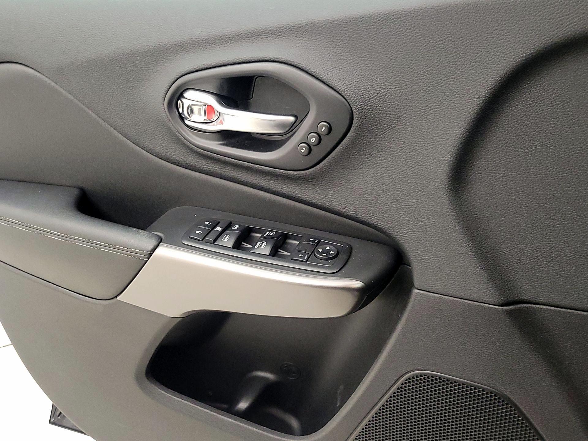 Thumbnail: 2019 Jeep Cherokee - 12