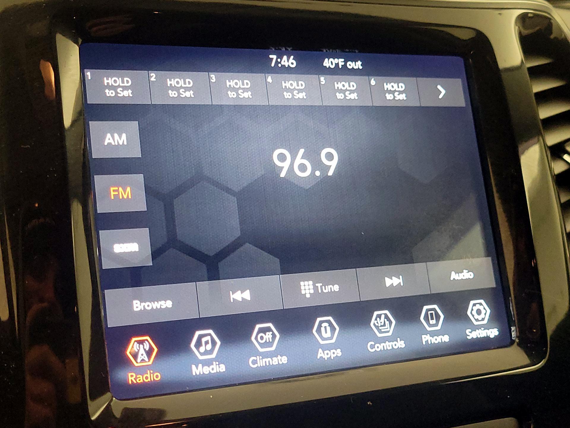 Thumbnail: 2019 Jeep Cherokee - 15