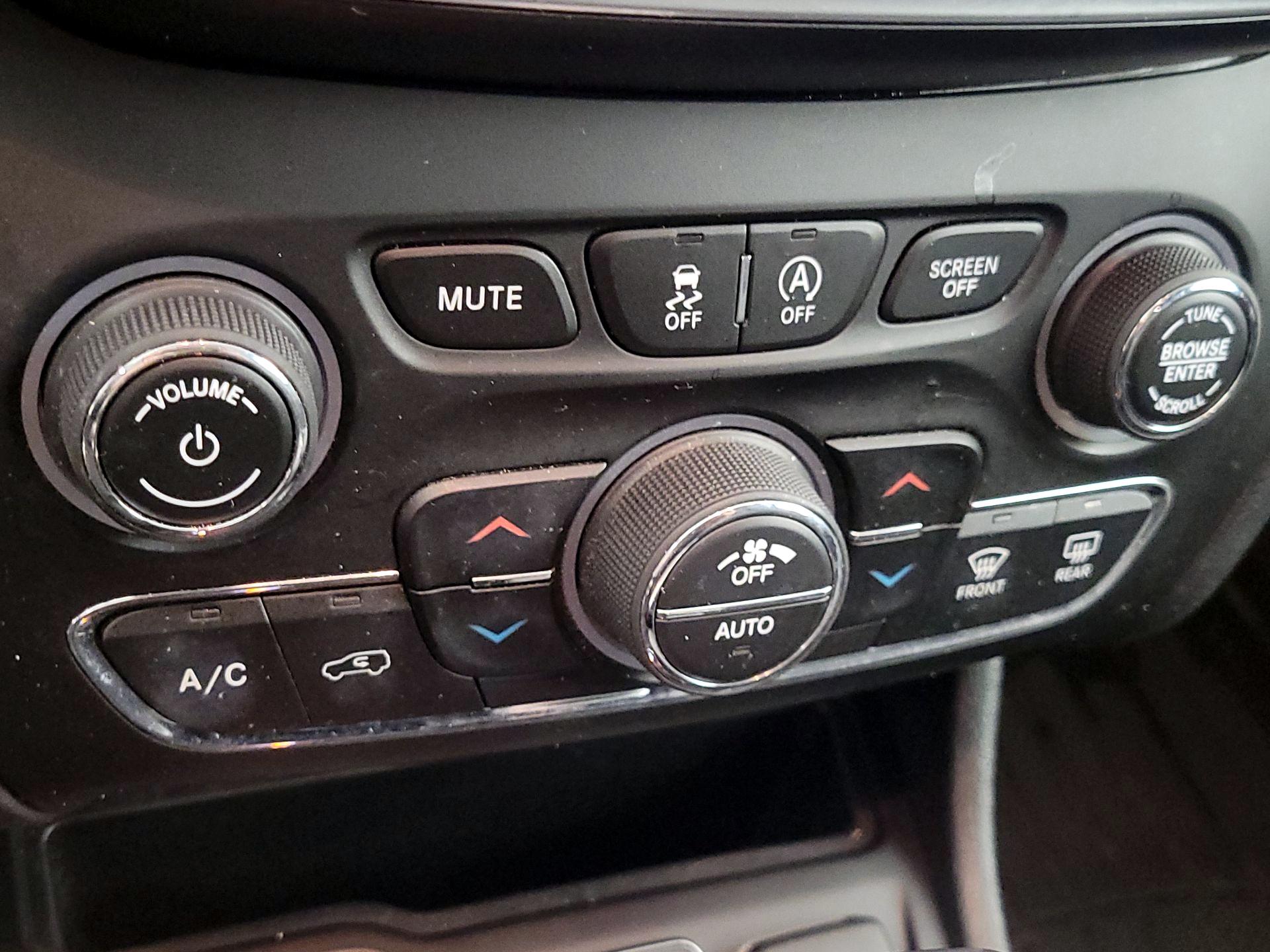 Thumbnail: 2019 Jeep Cherokee - 16