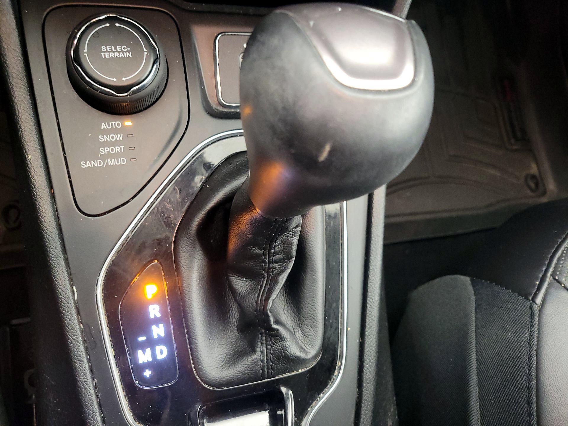 Thumbnail: 2019 Jeep Cherokee - 17