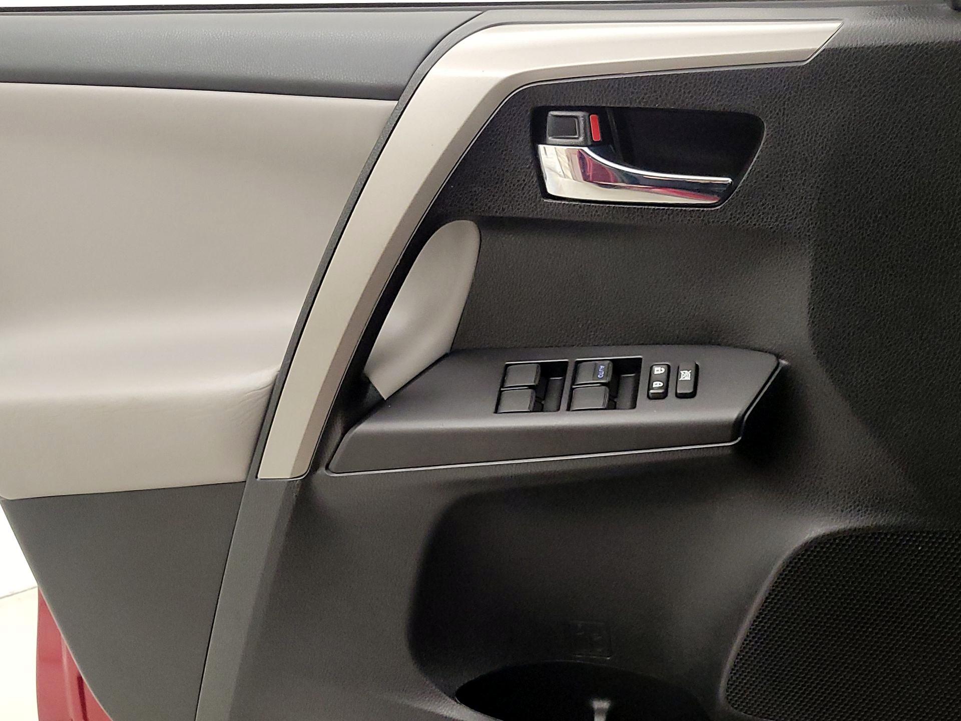 Thumbnail: 2018 Toyota RAV4 - 12