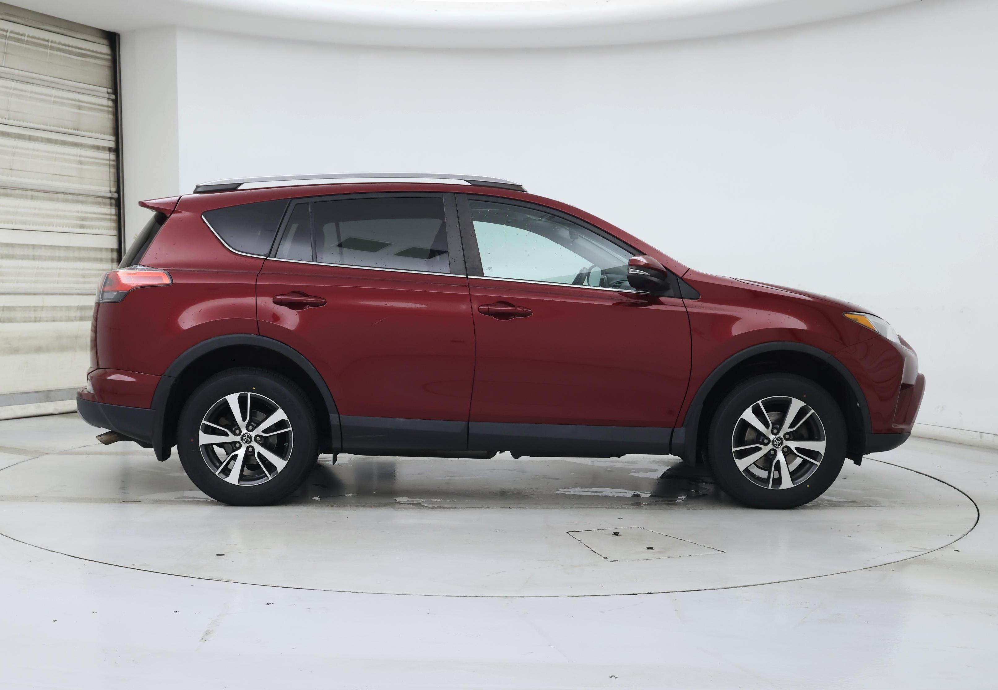 Thumbnail: 2018 Toyota RAV4 - 7