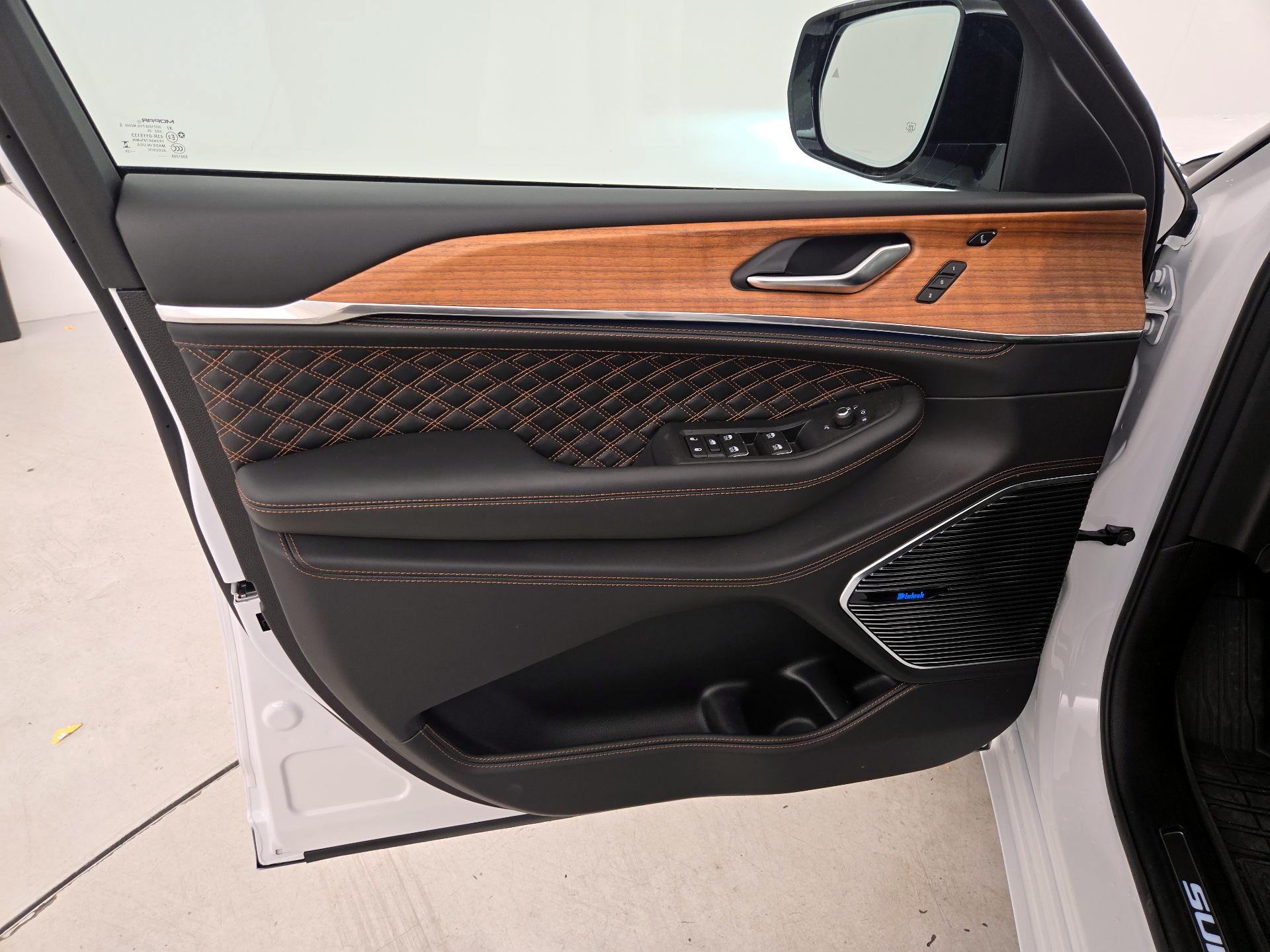 Thumbnail: 2025 Jeep Grand Cherokee - 12