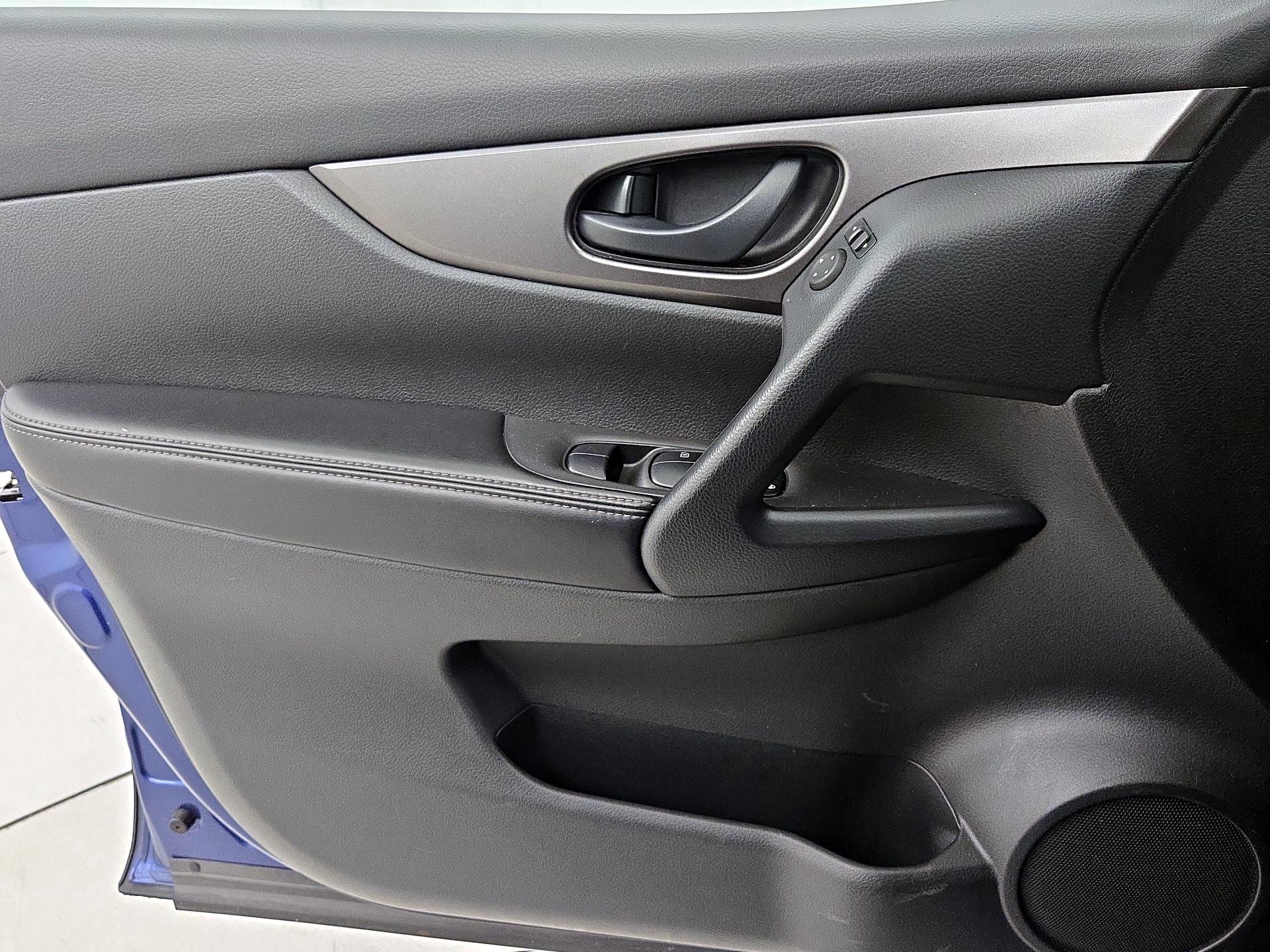 Thumbnail: 2022 Nissan Rogue Sport - 12