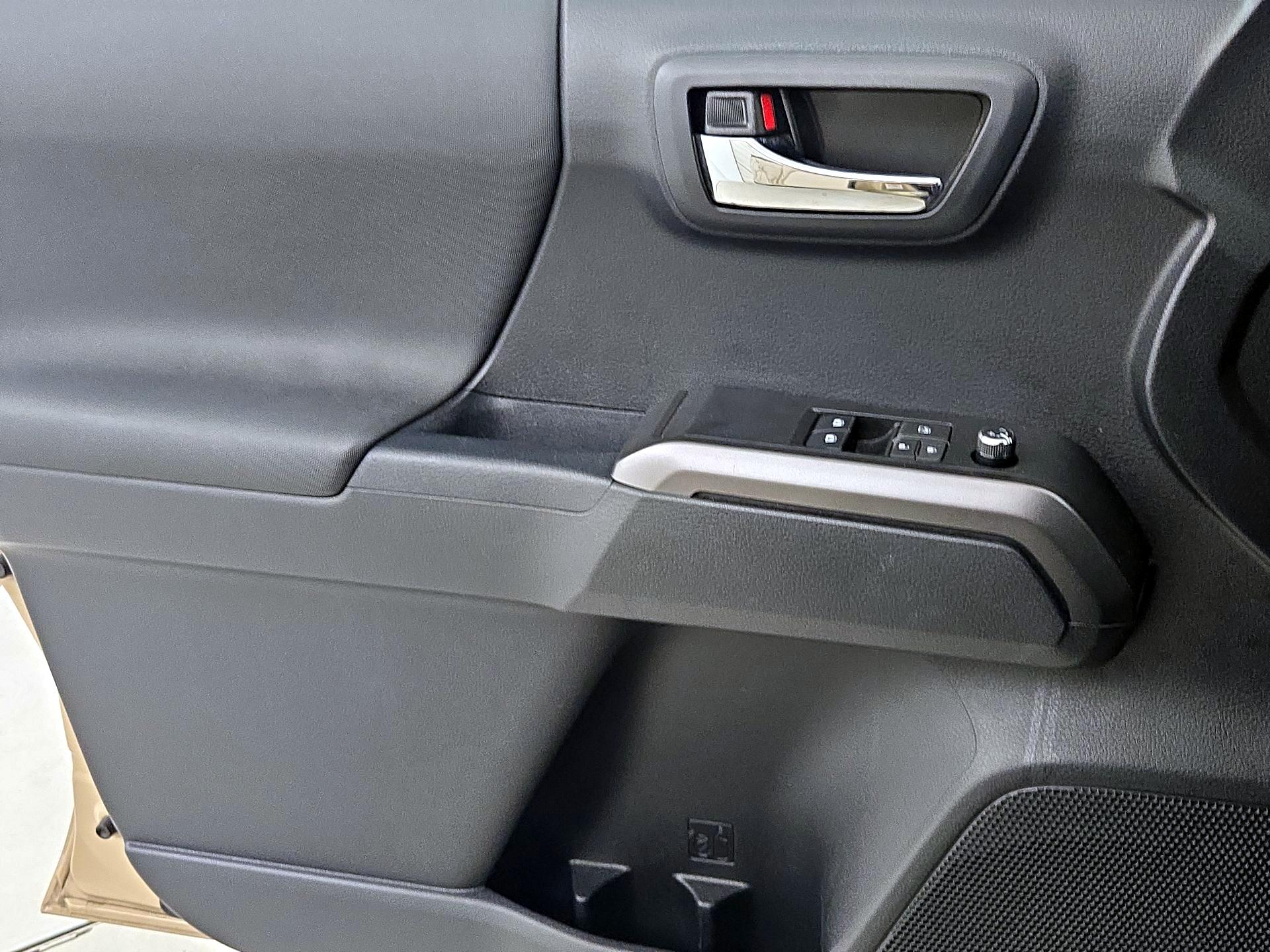 Thumbnail: 2018 Toyota Tacoma - 12