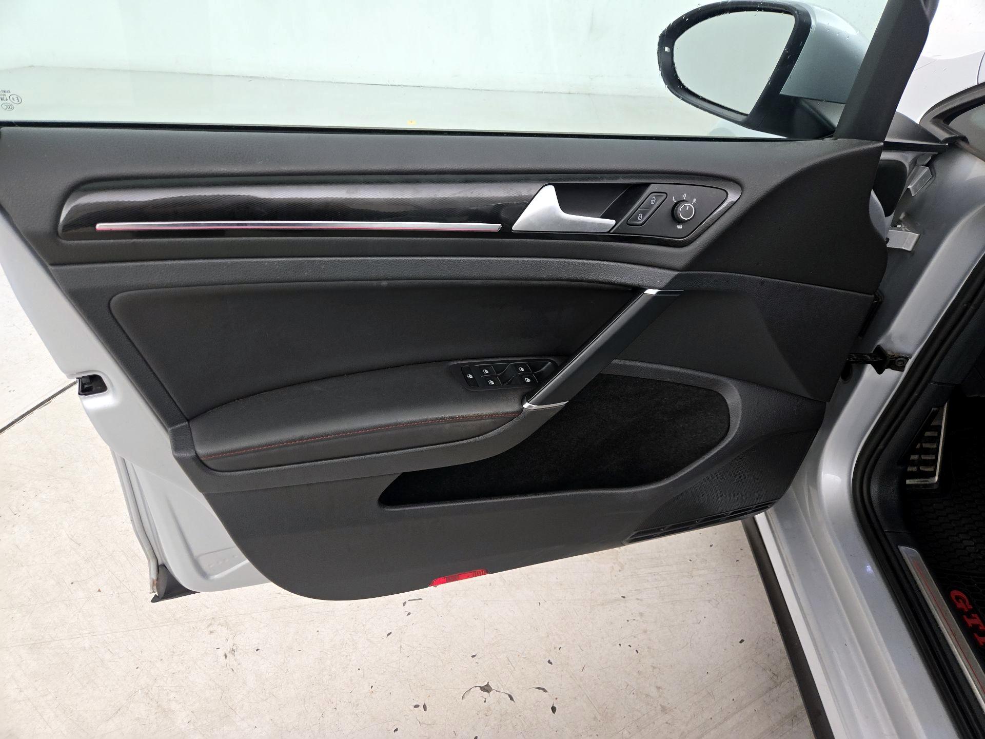 Thumbnail: 2016 Volkswagen Golf - 12