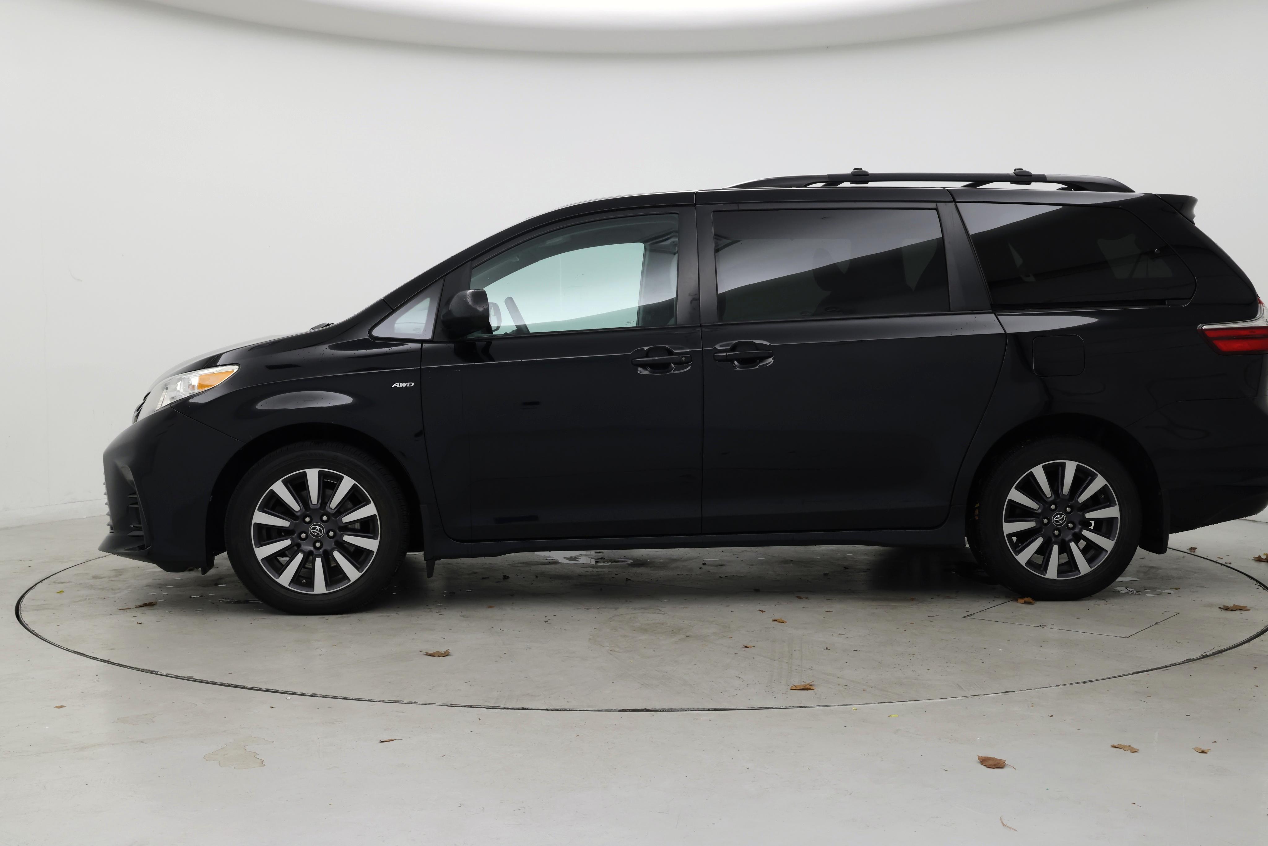 Thumbnail: 2019 Toyota Sienna - 3