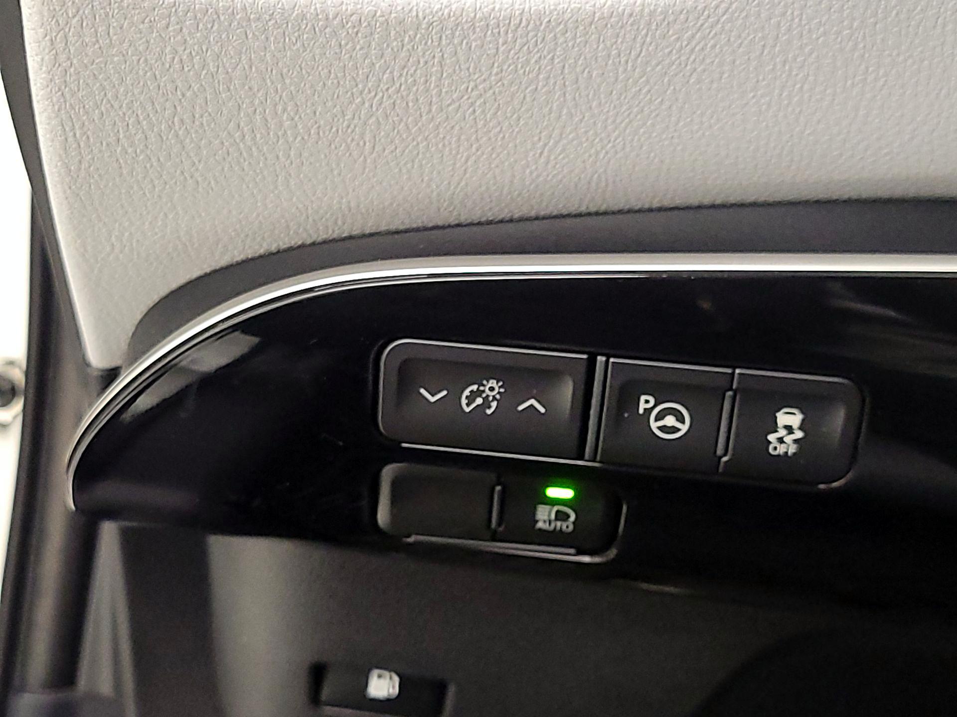 Thumbnail: 2019 Toyota Prius - 11