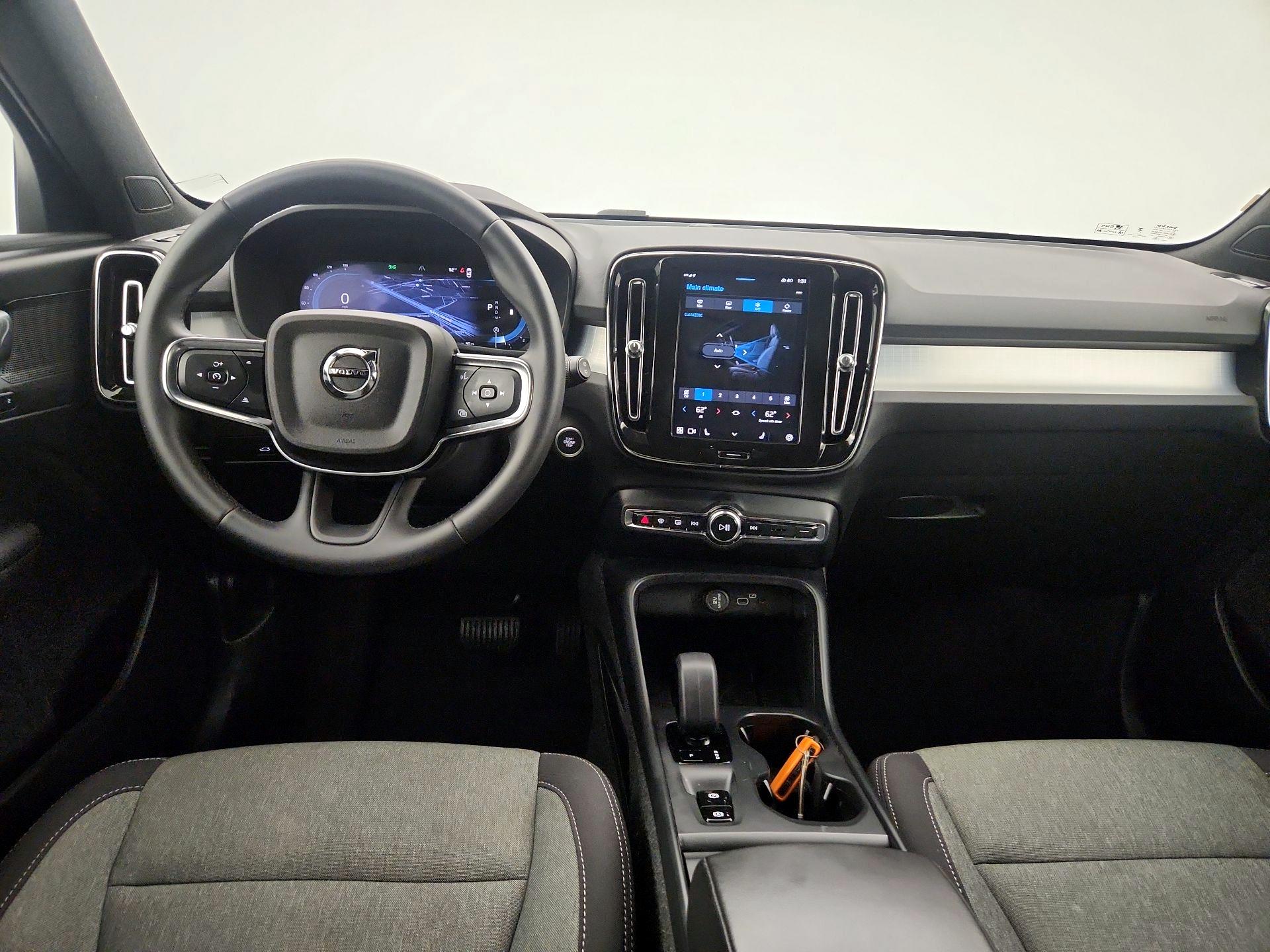 Thumbnail: 2025 Volvo XC40 - 9