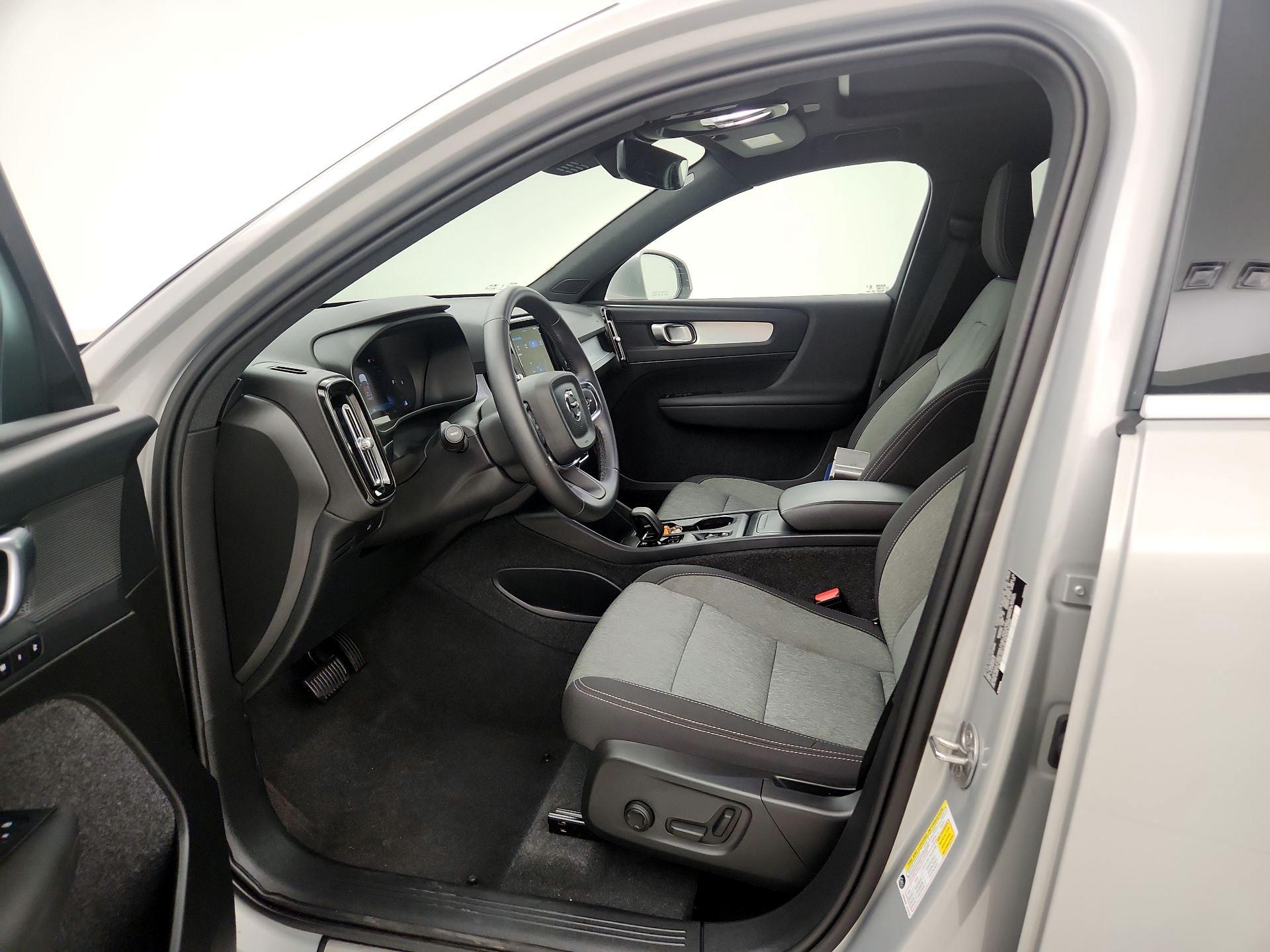 Thumbnail: 2025 Volvo XC40 - 11