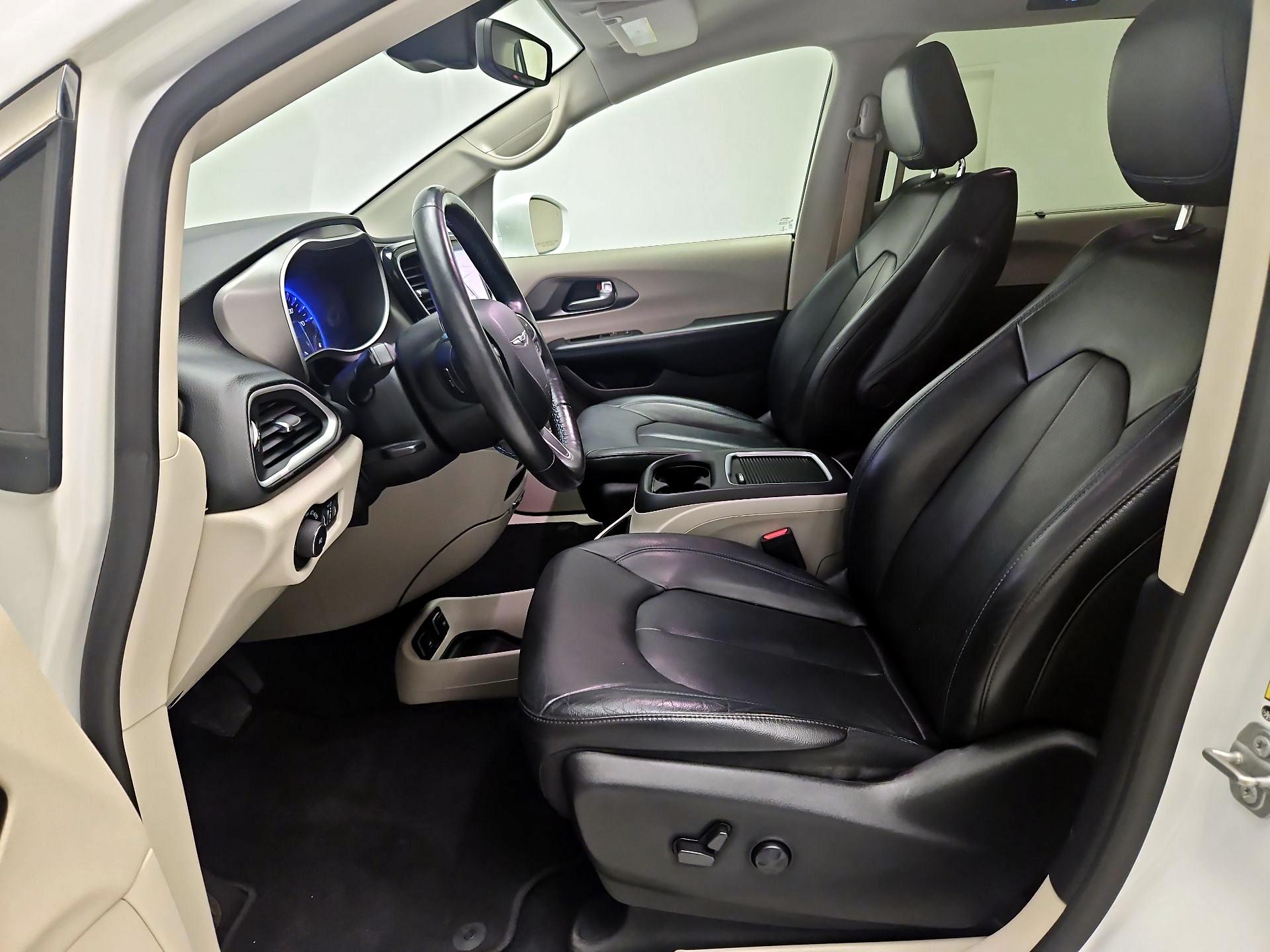 Thumbnail: 2021 Chrysler Pacifica - 11