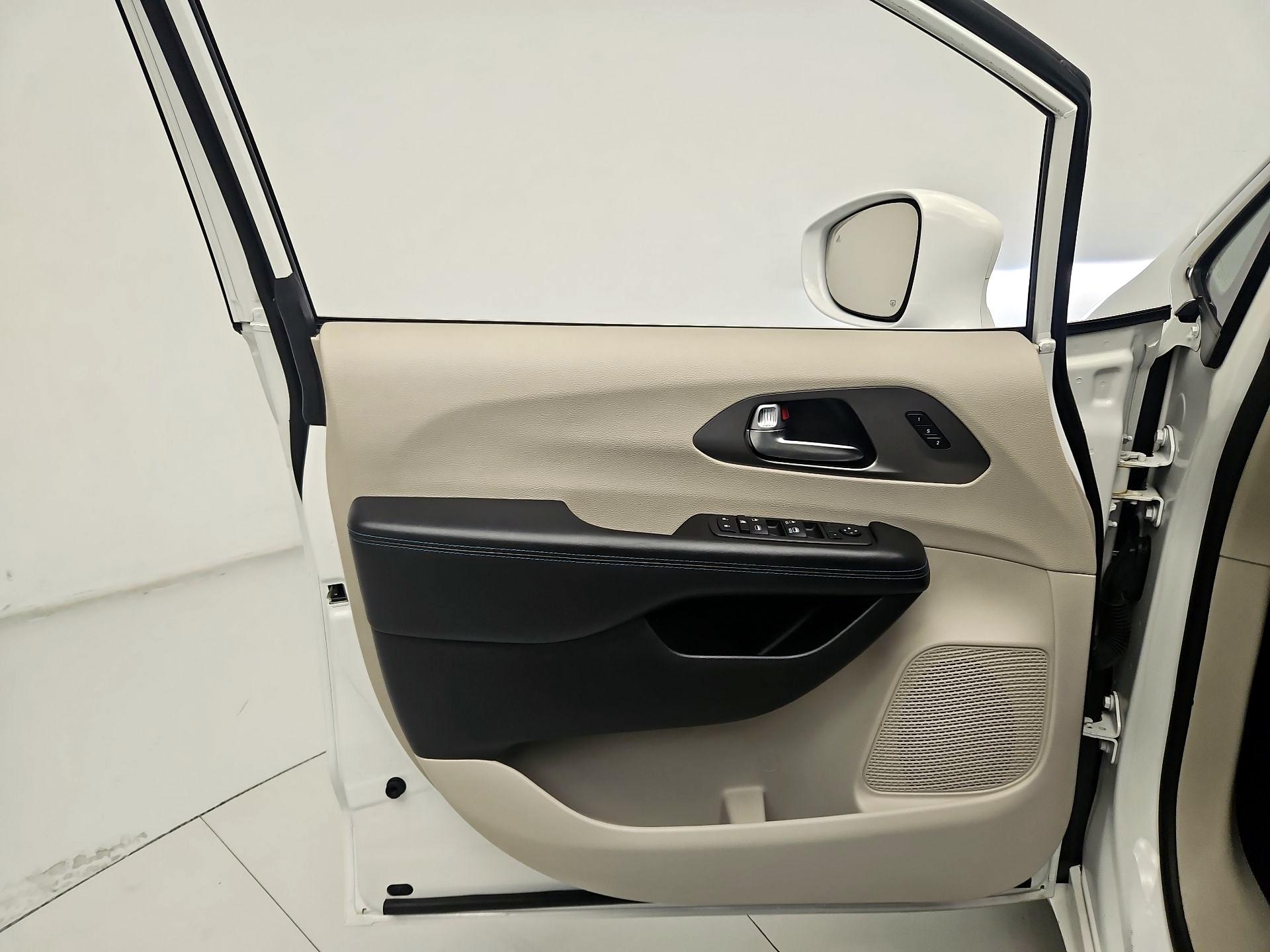 Thumbnail: 2021 Chrysler Pacifica - 12
