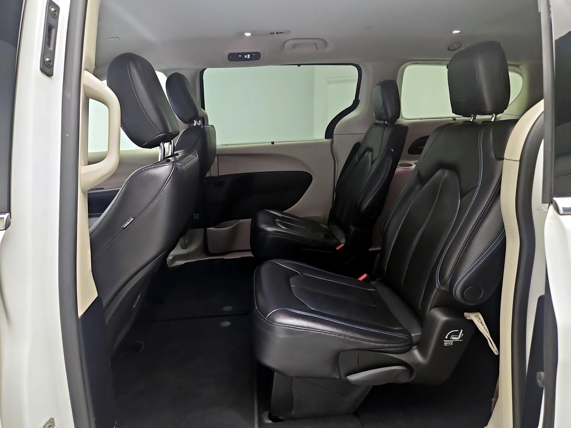 Thumbnail: 2021 Chrysler Pacifica - 18