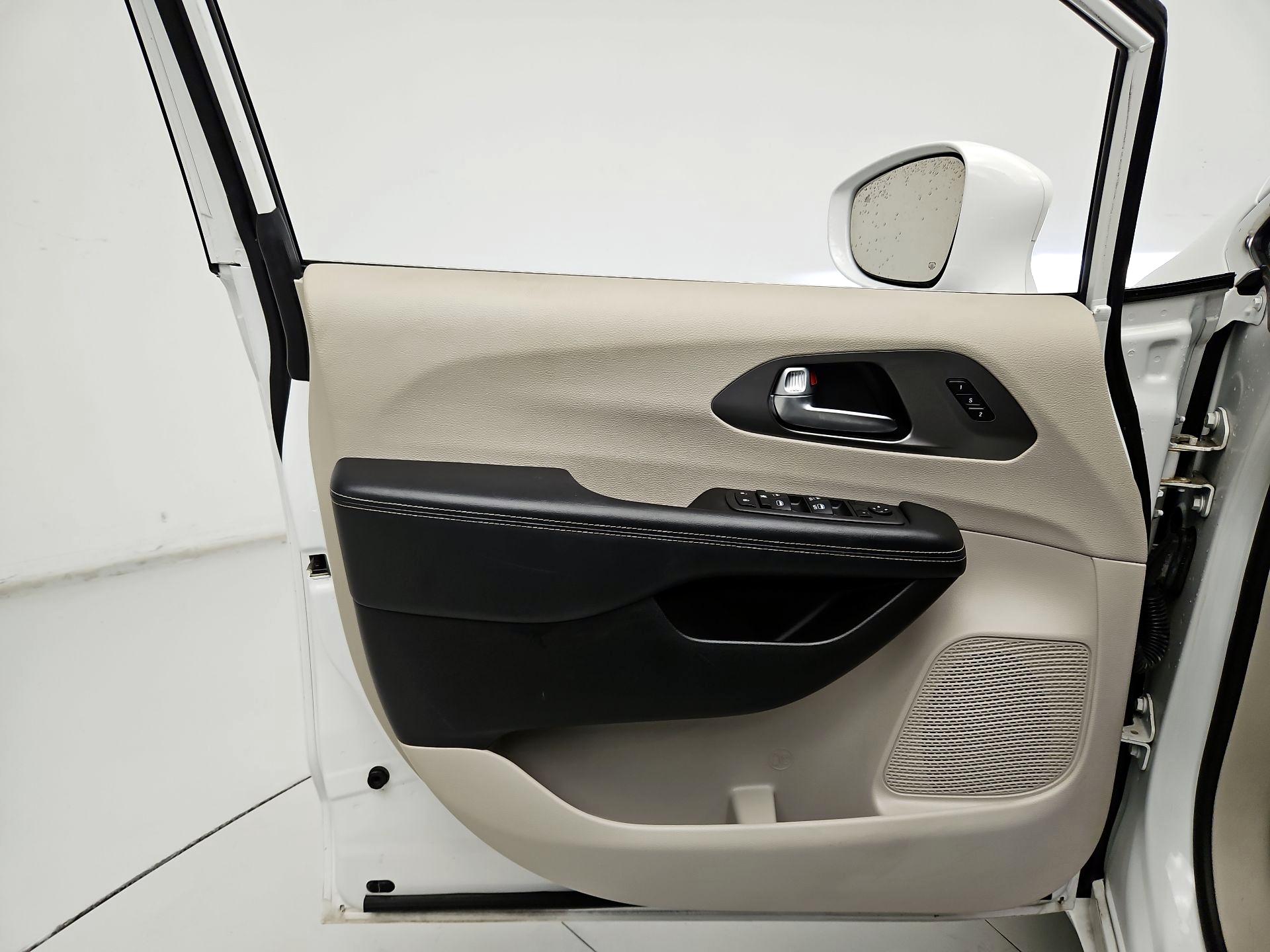 Thumbnail: 2022 Chrysler Pacifica - 12