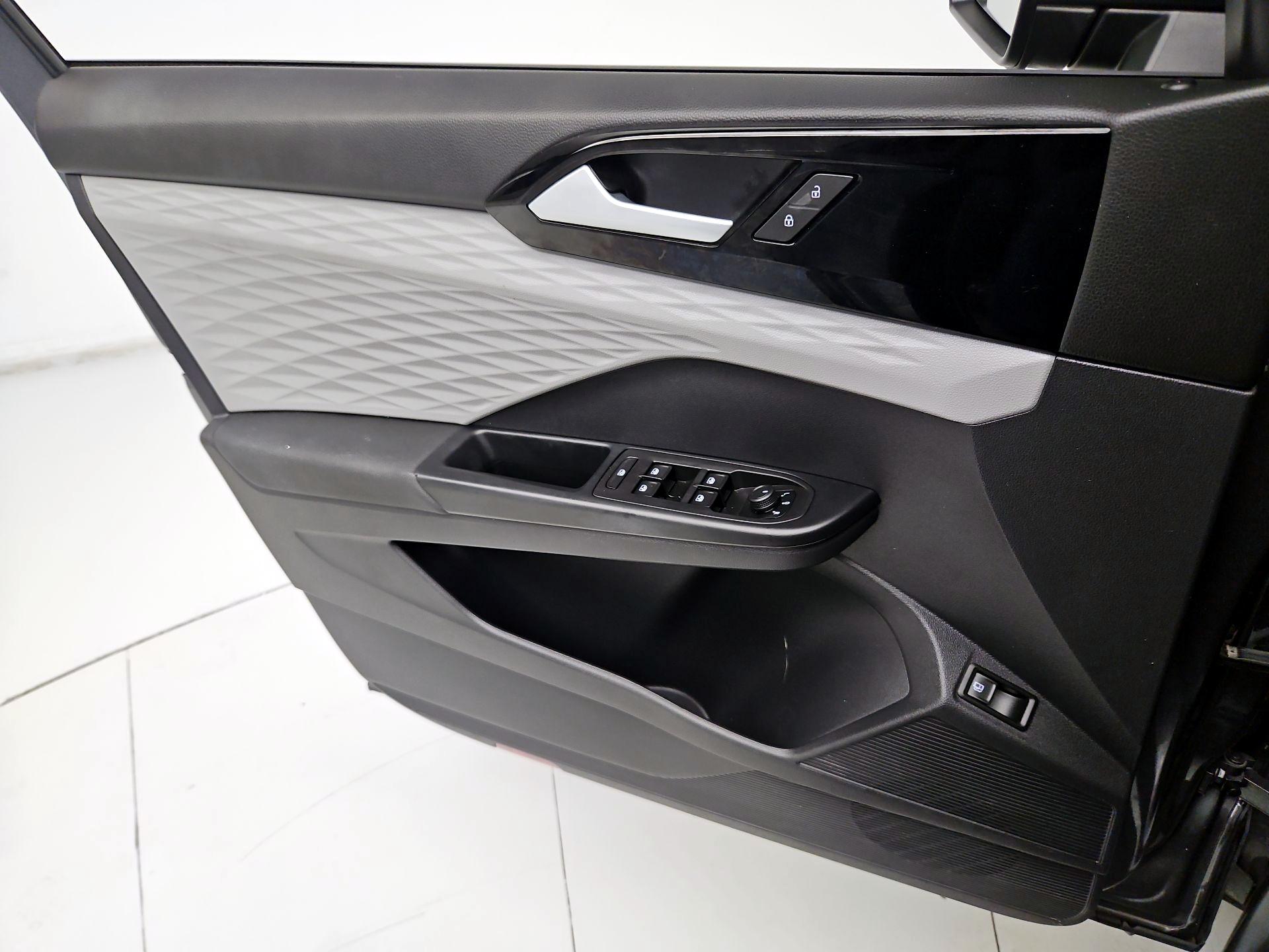 Thumbnail: 2022 Volkswagen Taos - 12