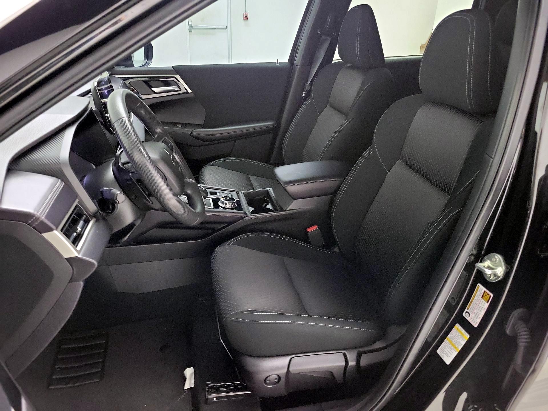 Thumbnail: 2024 Mitsubishi Outlander - 11