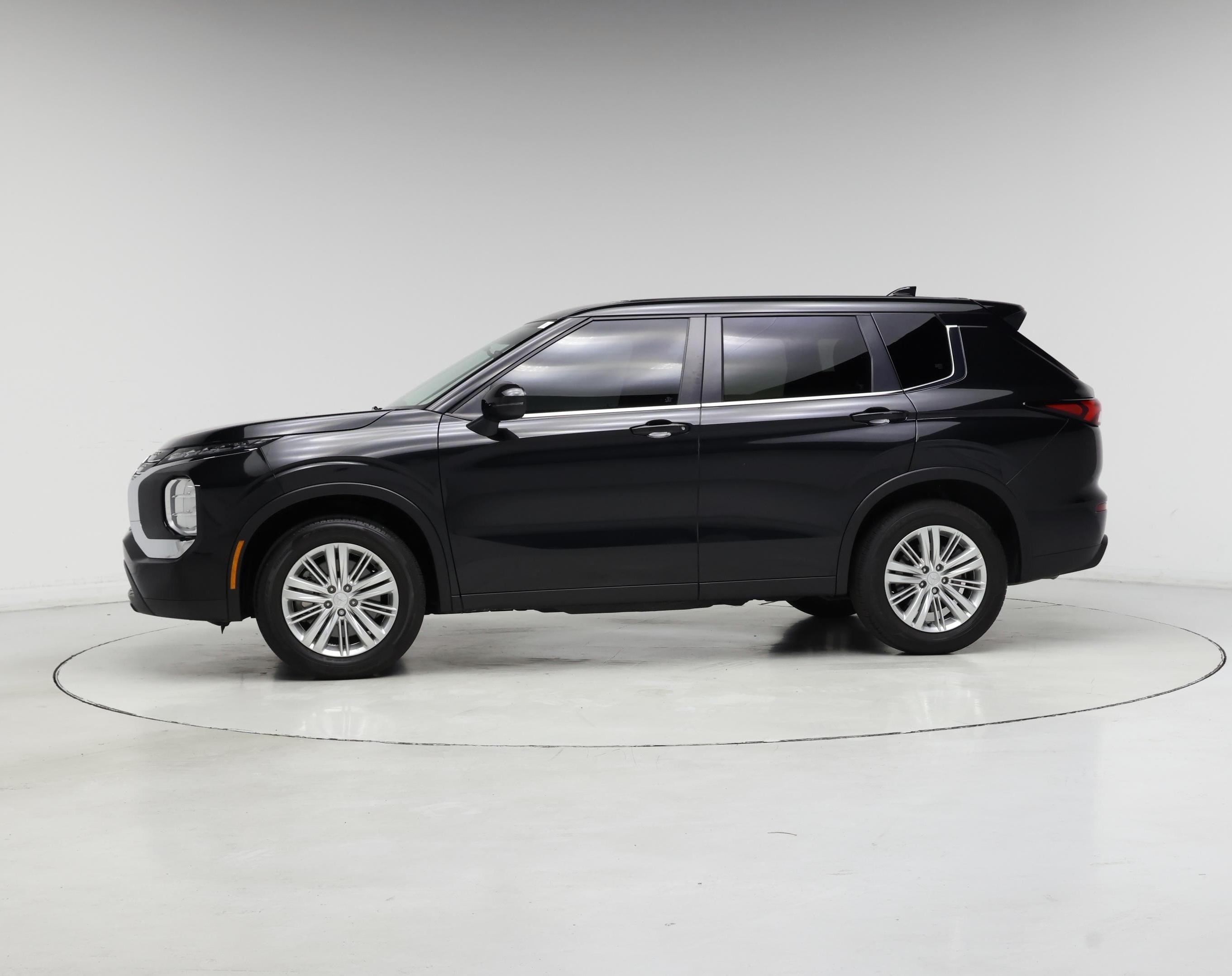 Thumbnail: 2024 Mitsubishi Outlander - 3