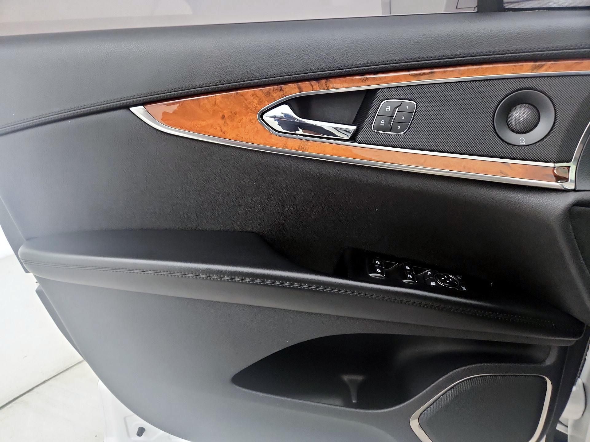 Thumbnail: 2019 Lincoln Nautilus - 12
